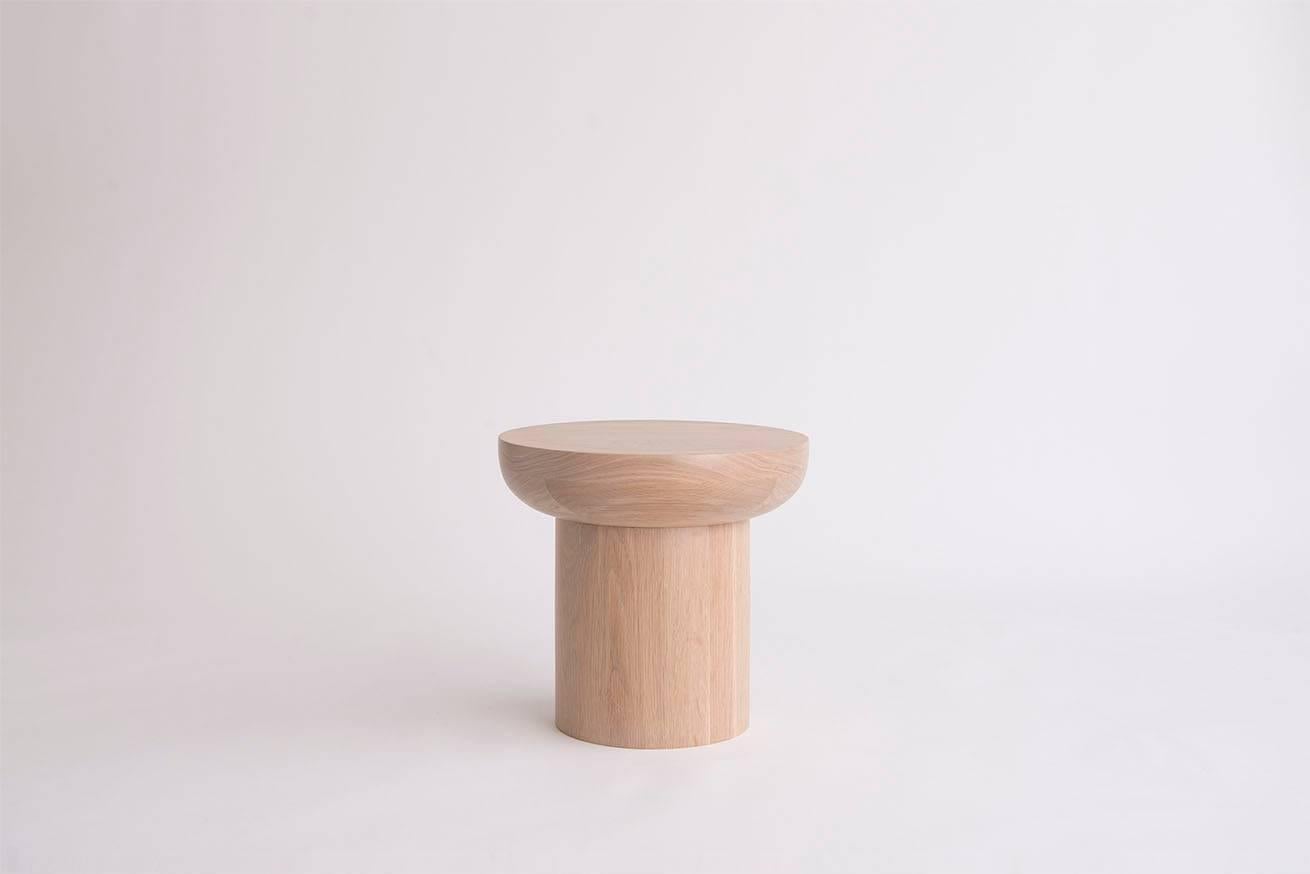 Inspiré par son nom - Dombak - qui signifie petit tambour. Cette famille de tables d'appoint et de tables basses est fabriquée individuellement à la main à partir de bois massif et fait une forte impression dans n'importe quel environnement.