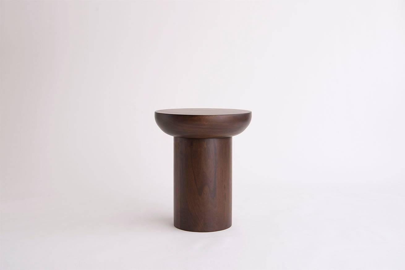 Inspiré par son nom - Dombak - qui signifie petit tambour. Cette famille de tables d'appoint et de tables basses est fabriquée individuellement à la main en bois massif et fait forte impression dans tous les environnements. 

Disponible en noyer,