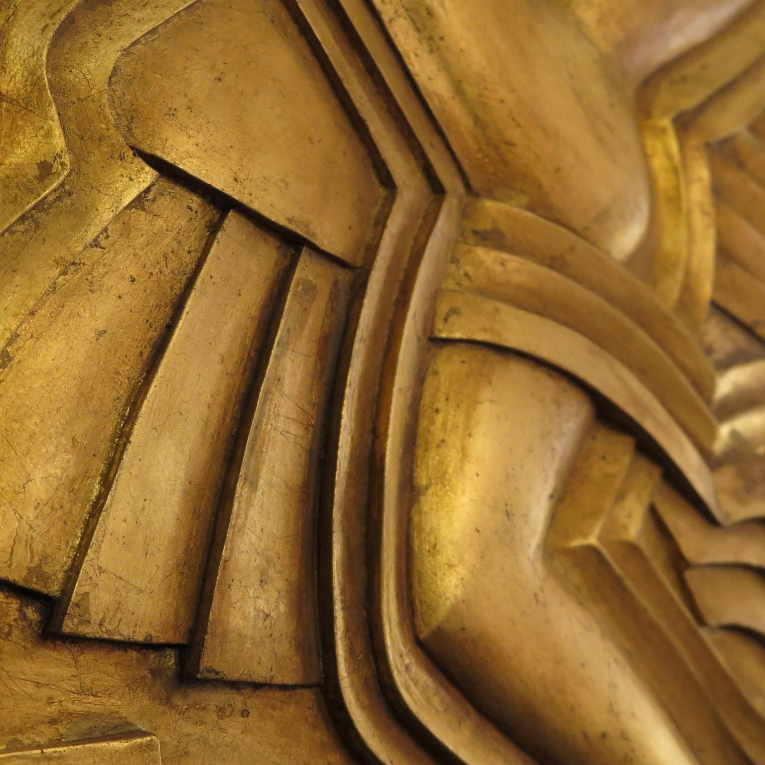 Art Deco Handgeschnitztes Relief in Blattgold im Zustand „Hervorragend“ im Angebot in Los Angeles, CA