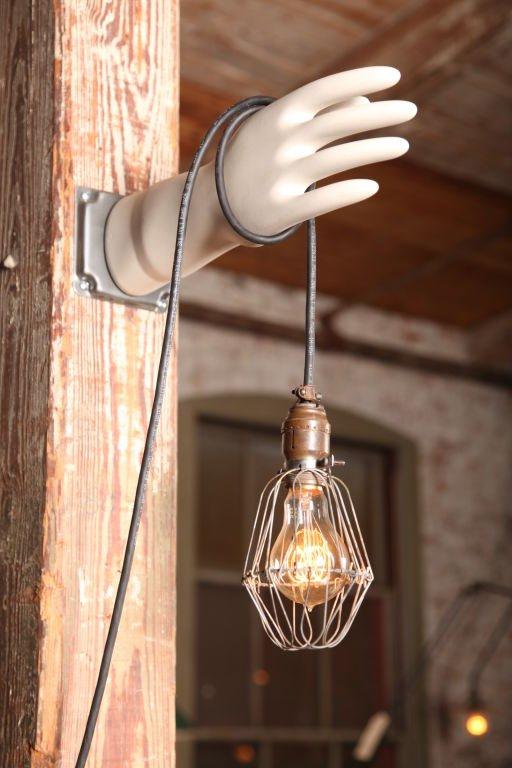 Lampe originale, vintage, industrielle, à ampoule Edison en cage, avec moule pour gants, lumière, applique murale. Les moules peuvent varier légèrement car ils sont d'époque.