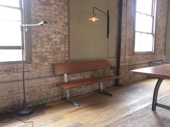 Banc en acajou de forme libre avec pieds de parquet en aluminium des années 1950 en vente 1