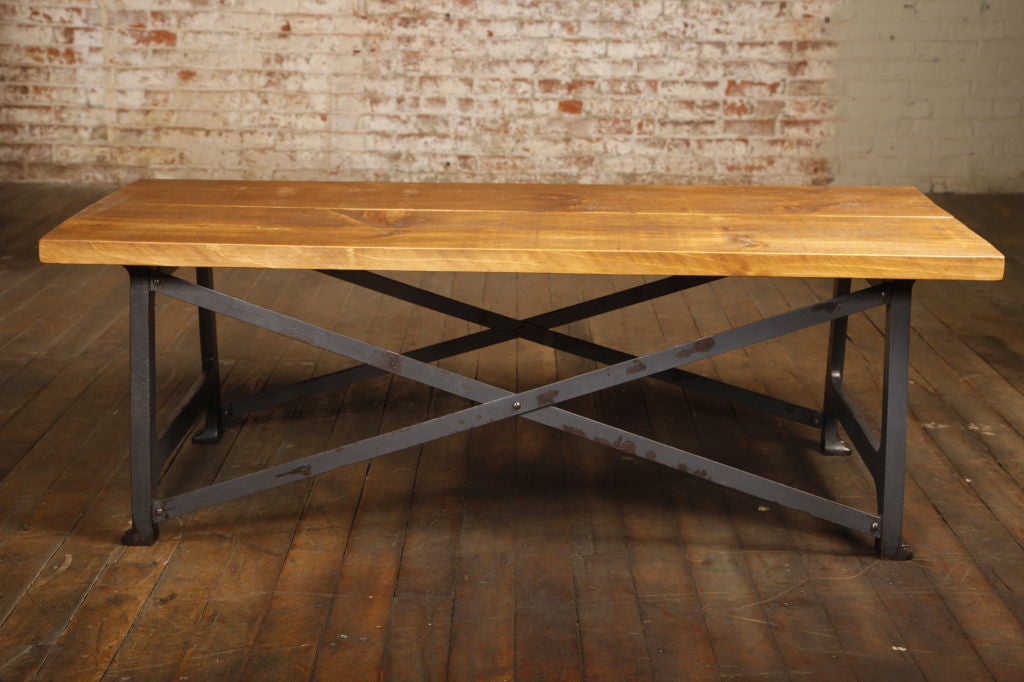 Table d'appoint ou table basse industrielle vintage de l'âge des machines, à base en X, avec plateau en bois de pin et pieds en fonte et entretoises en acier.