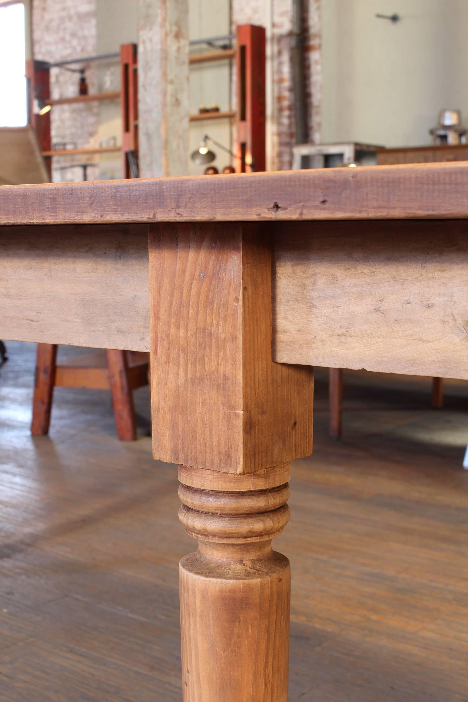 Harvest / Farm Dining Table In Distressed Condition In Oakville, CT