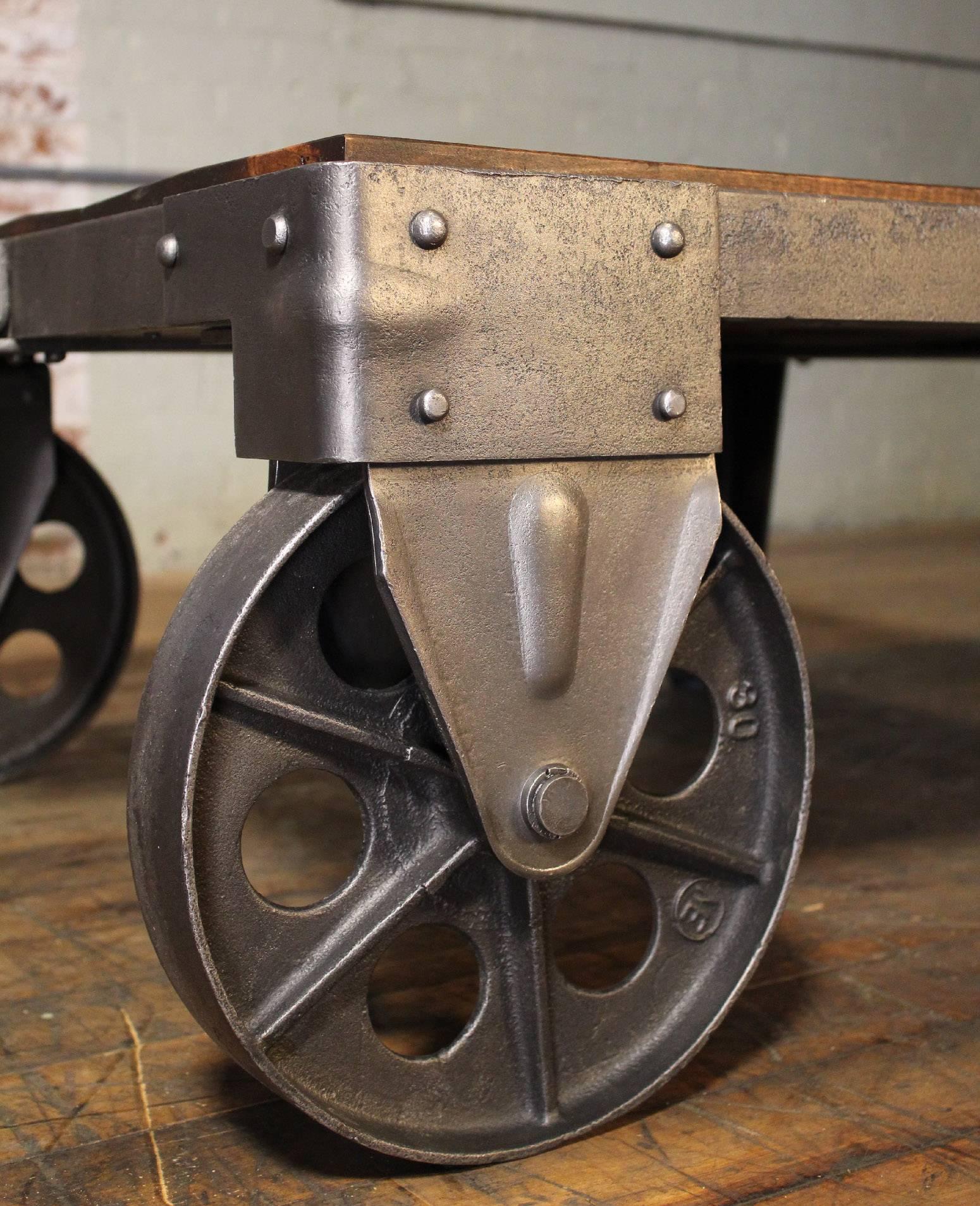 Industriel Authentique table basse à chariot industriel vintage en bois, acier et fer, atelier d'usine en vente