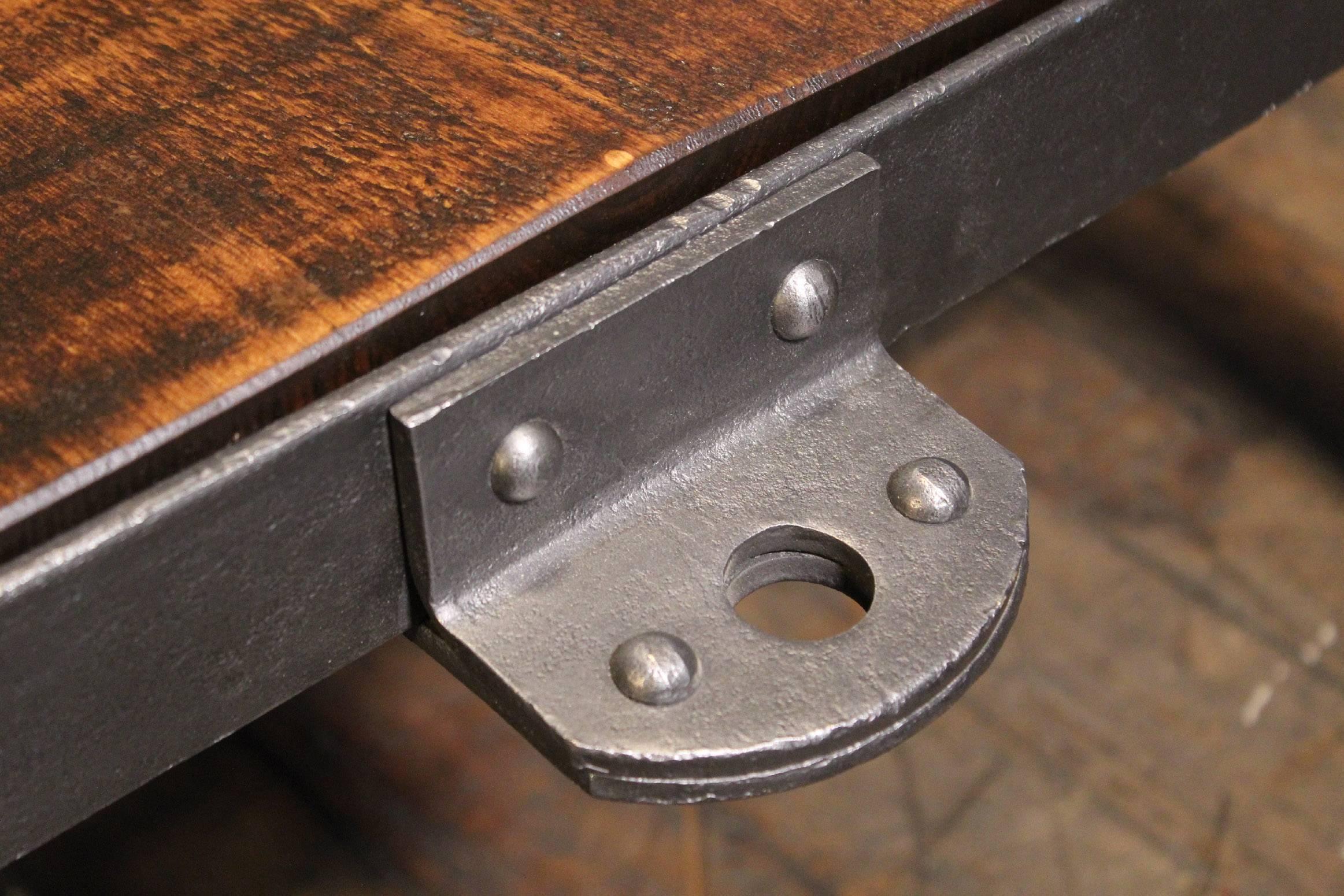 Américain Authentique table basse à chariot industriel vintage en bois, acier et fer, atelier d'usine en vente
