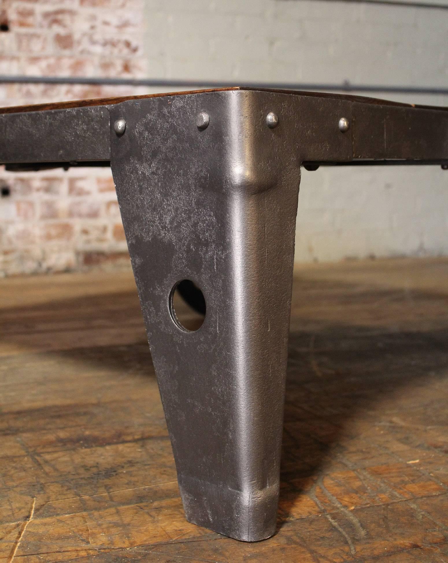 Moulage Authentique table basse à chariot industriel vintage en bois, acier et fer, atelier d'usine en vente