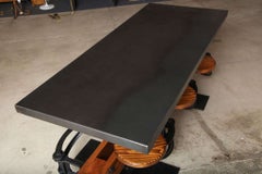 Maßgefertigtes Esstisch-Set aus Gusseisen und Holz mit ausziehbaren Swing-Out-Sitzen