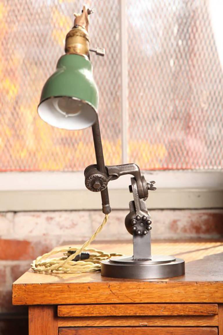 Industriel Lampe de bureau industrielle, en fonte et acier réglable en vente