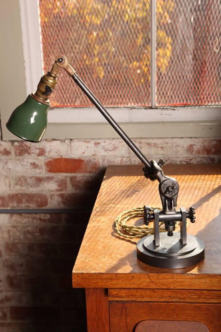 Américain Lampe de bureau industrielle, en fonte et acier réglable en vente
