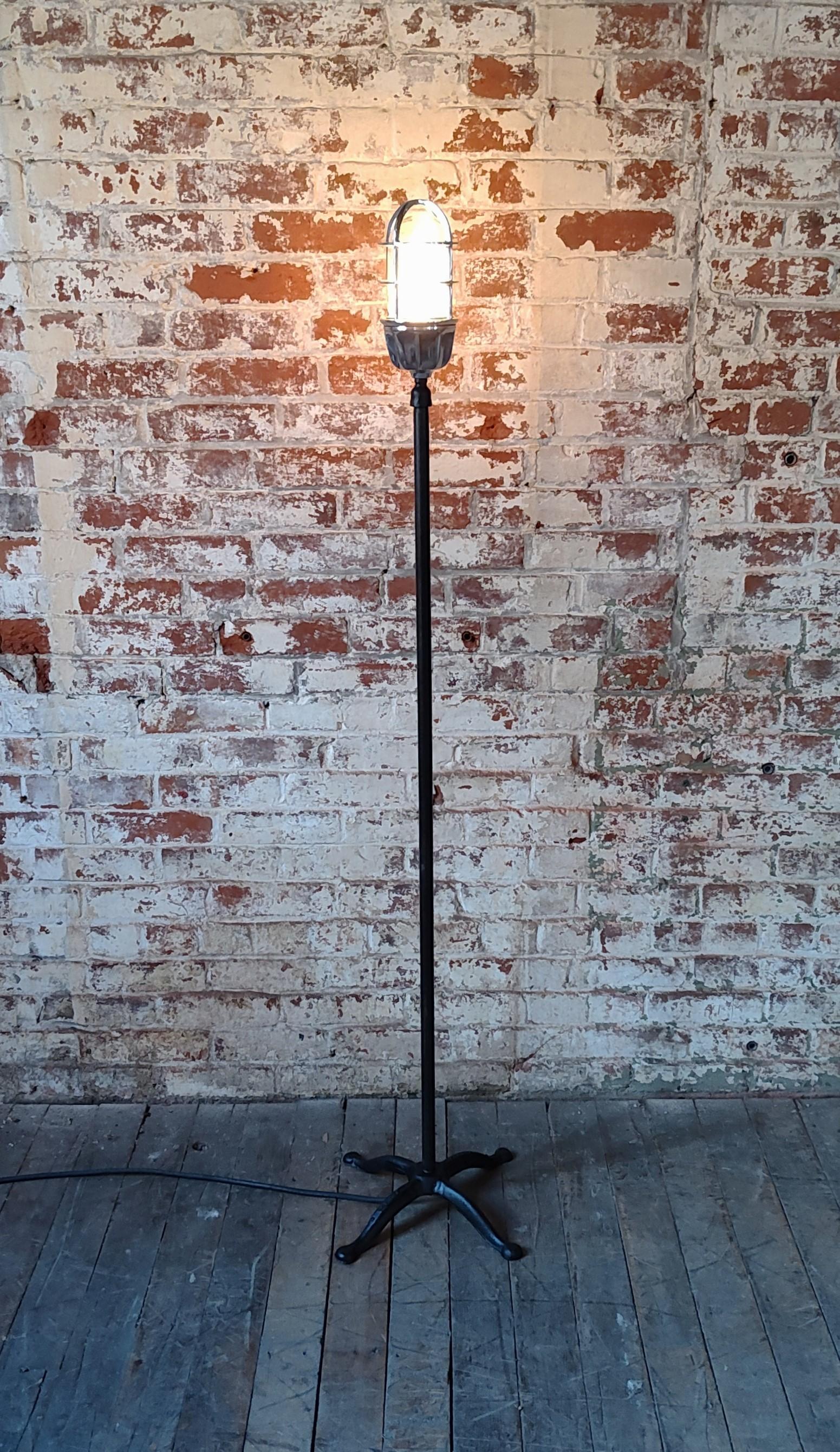 Theater Stage Ghost Light

Overall Dimensions: 11 1/2