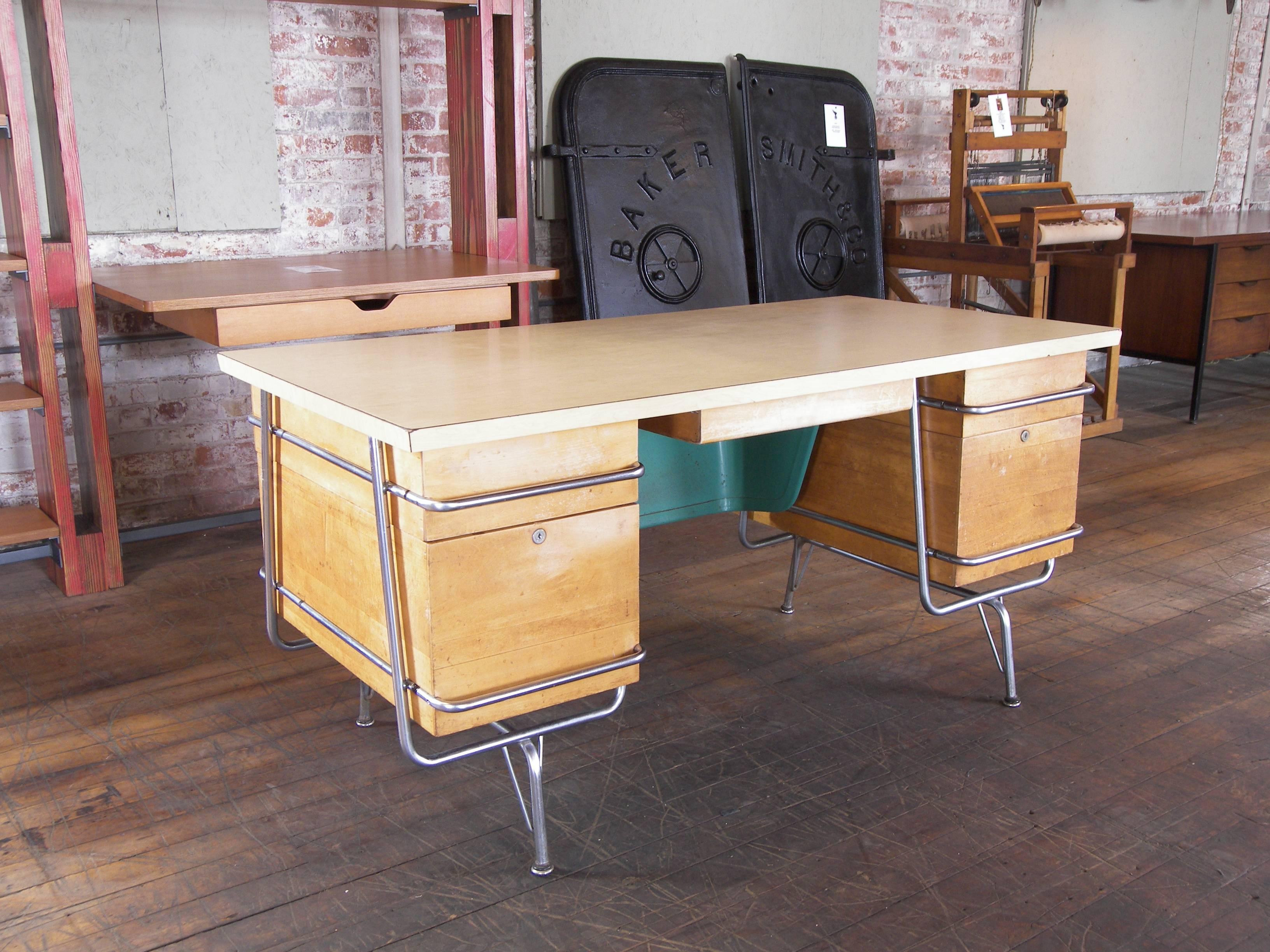 1950's Mid-Century Modern Heywood Wakefield Trimline Chrome & Wood Desk In Good Condition In Oakville, CT