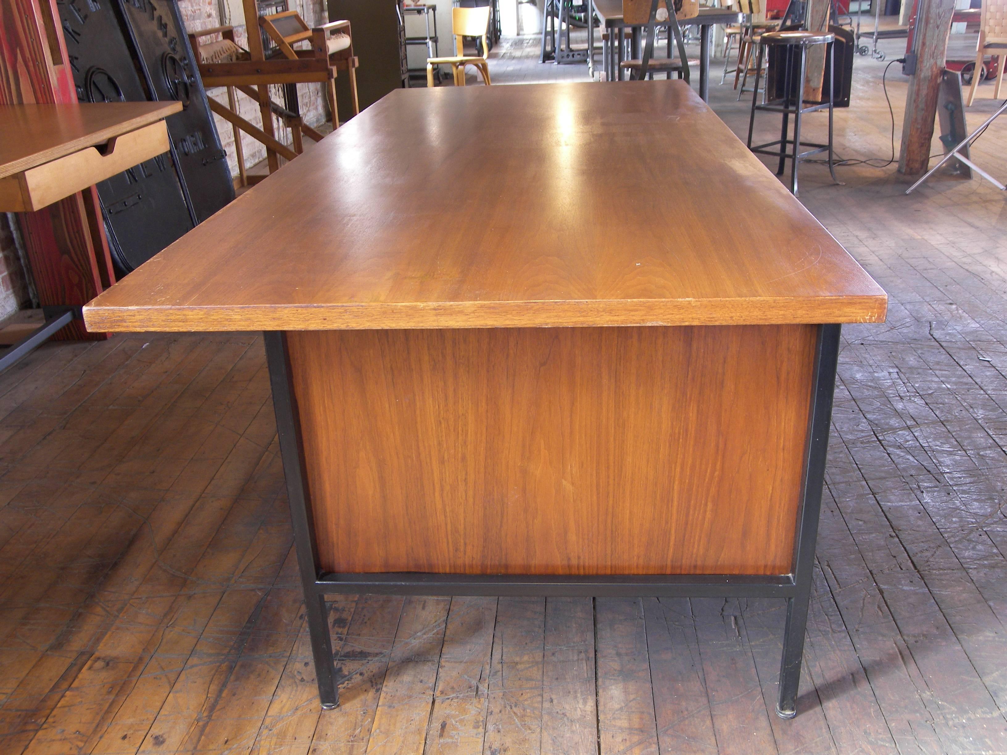 1950s Modern Wood and Metal Desk In Fair Condition In Oakville, CT