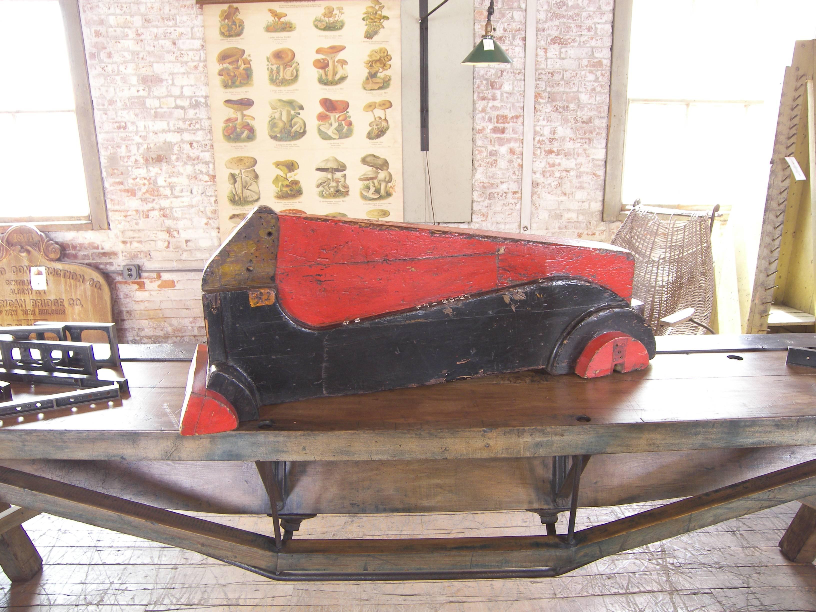 Nord-américain Moule / motif de jouet d'art vintage en bois d'usine de course de voitures en vente