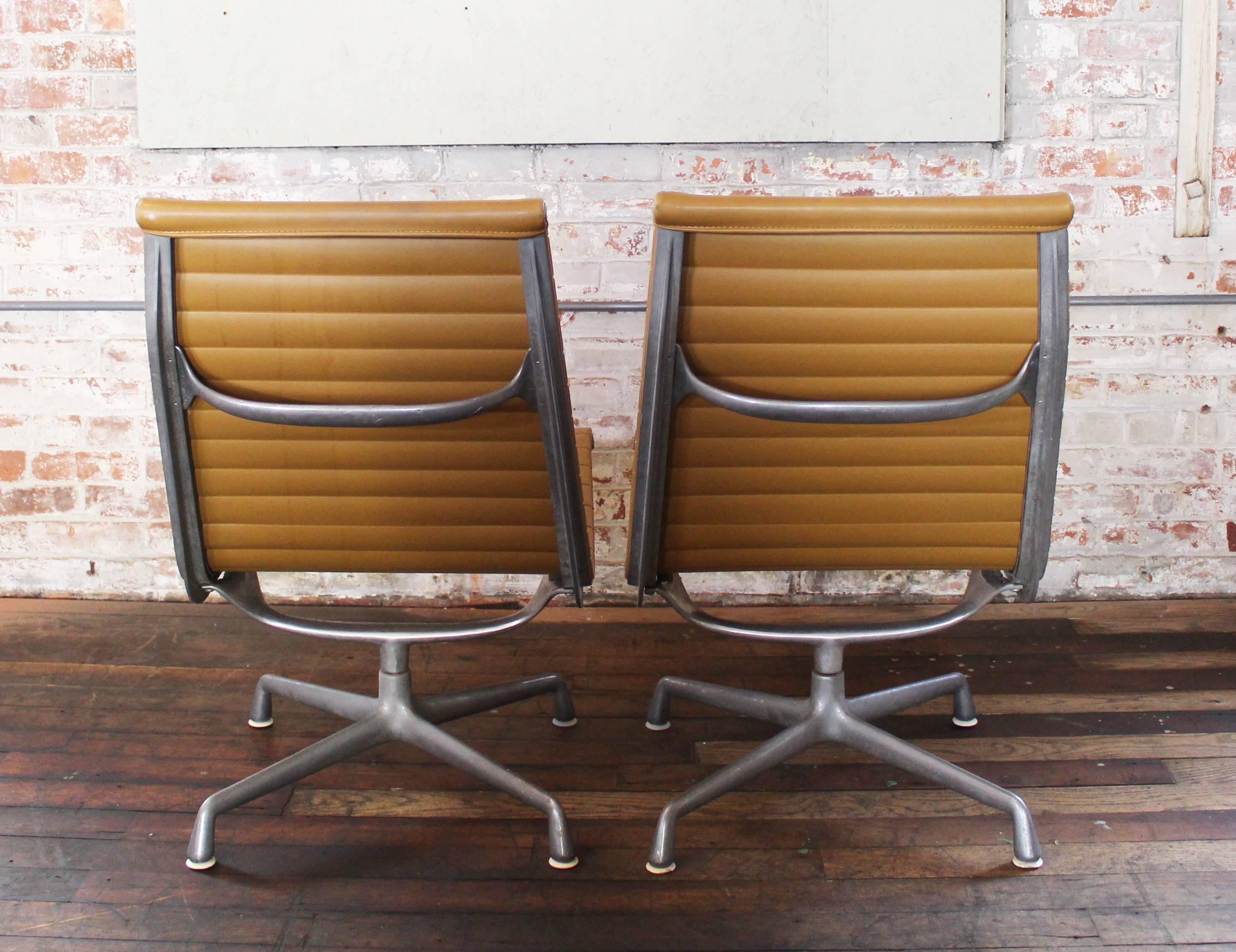 Authentic EA33 Eames Aluminum Group Lounge Chair for Herman Miller Modern Pair In Good Condition In Oakville, CT