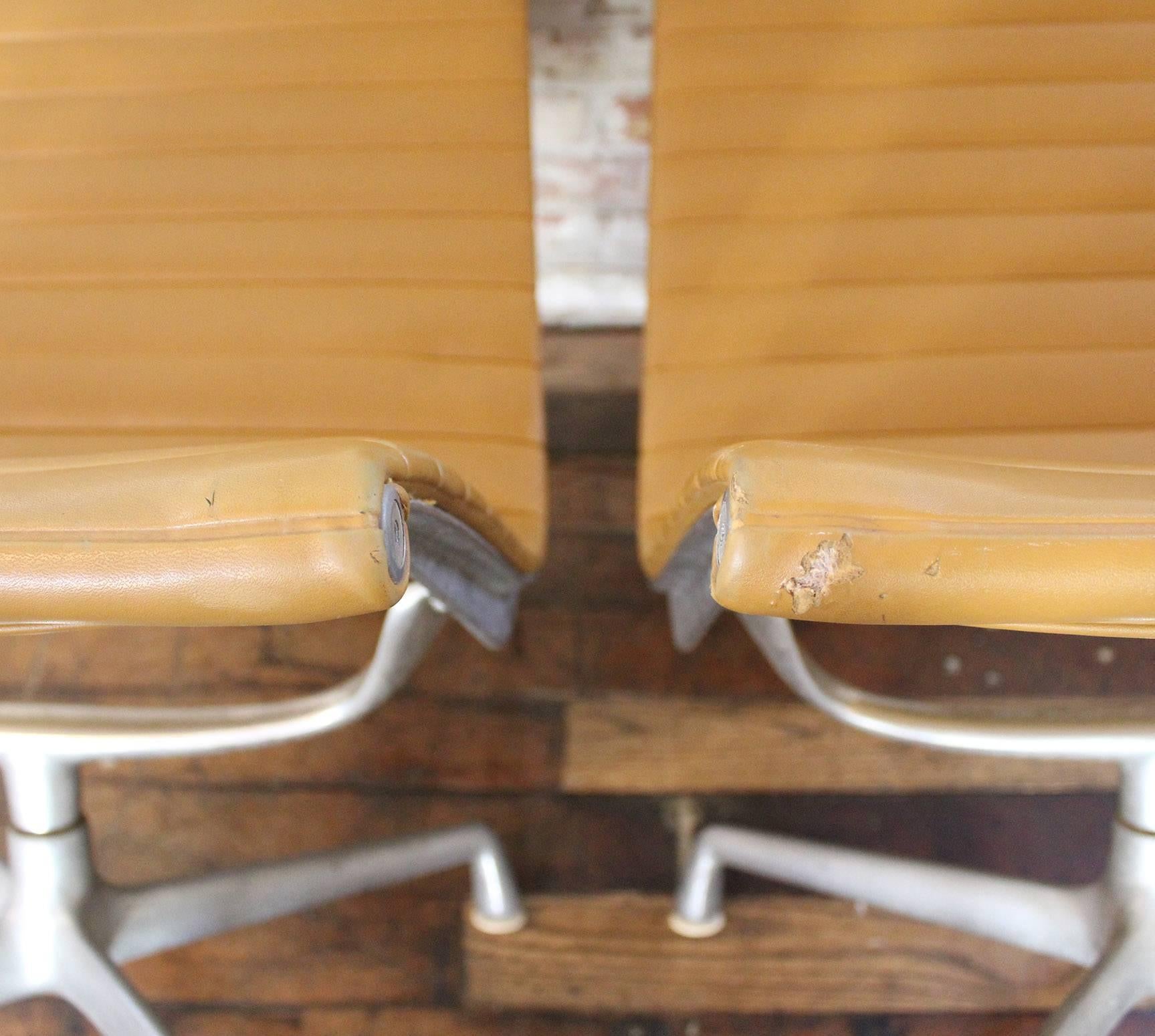 Mid-century modern pair of EA33 Eames Aluminum Group lounge chairs by Herman Miller. Originally developed in 1958 as a special project by Ray Eames for a private residence being designed by Eero Saarinen and Alexander Girard. Measures: 22