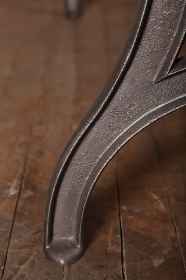 Esstisch mit Pflanzgefäßplatte – Vintage Industrial Cast Iron and Wood im Angebot 2