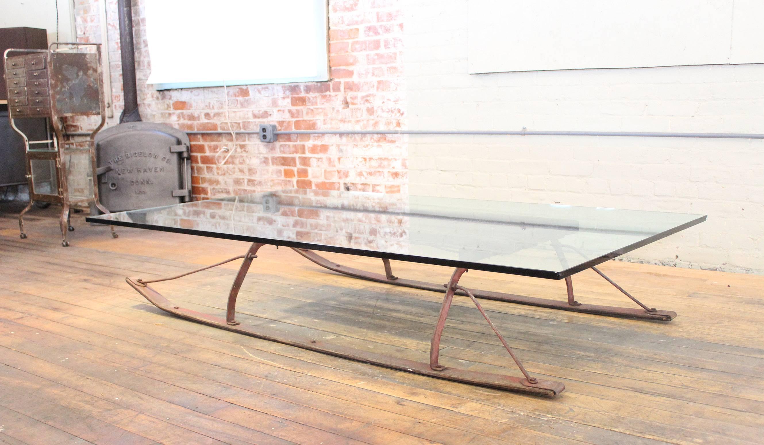 Industriel Table basse vintage industrielle en bois et verre avec plateau en écaille en vente