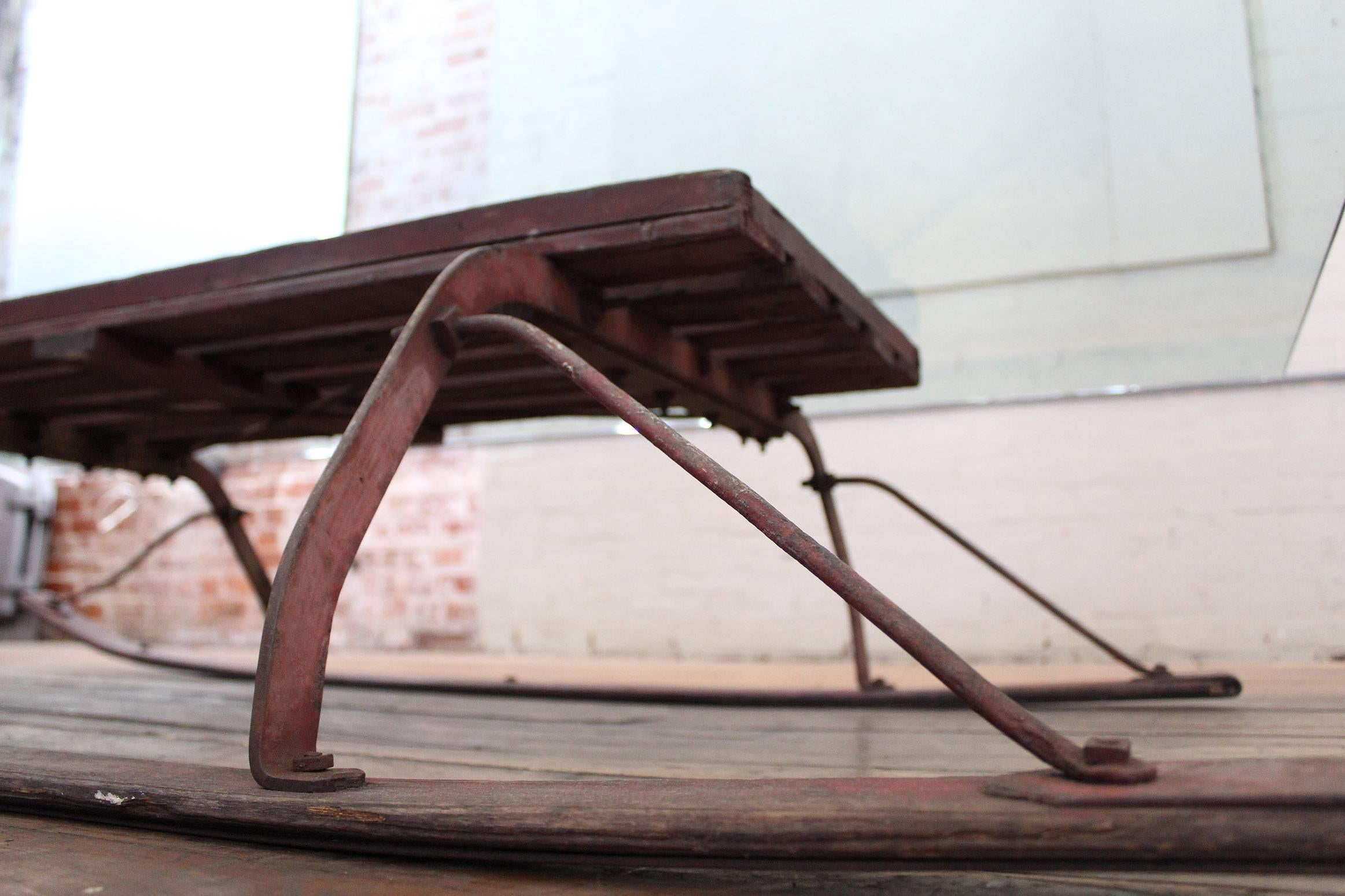 Américain Table basse vintage industrielle en bois et verre avec plateau en écaille  en vente