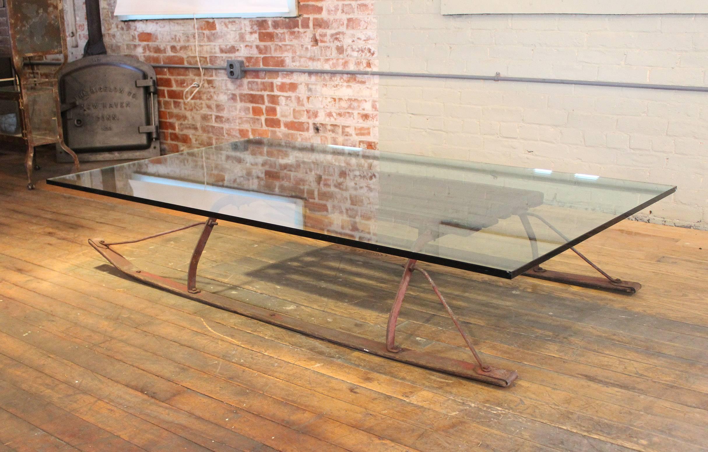 Table basse vintage industrielle en bois et verre avec plateau en écaille  Abîmé - En vente à Oakville, CT