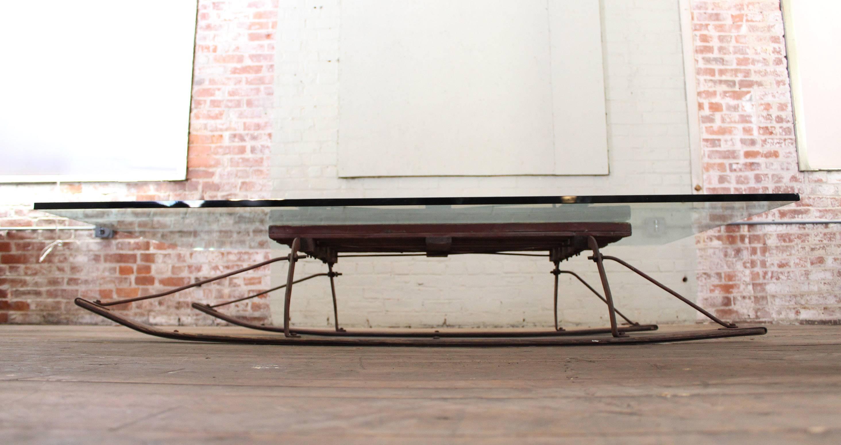 Métal Table basse vintage industrielle en bois et verre avec plateau en écaille en vente