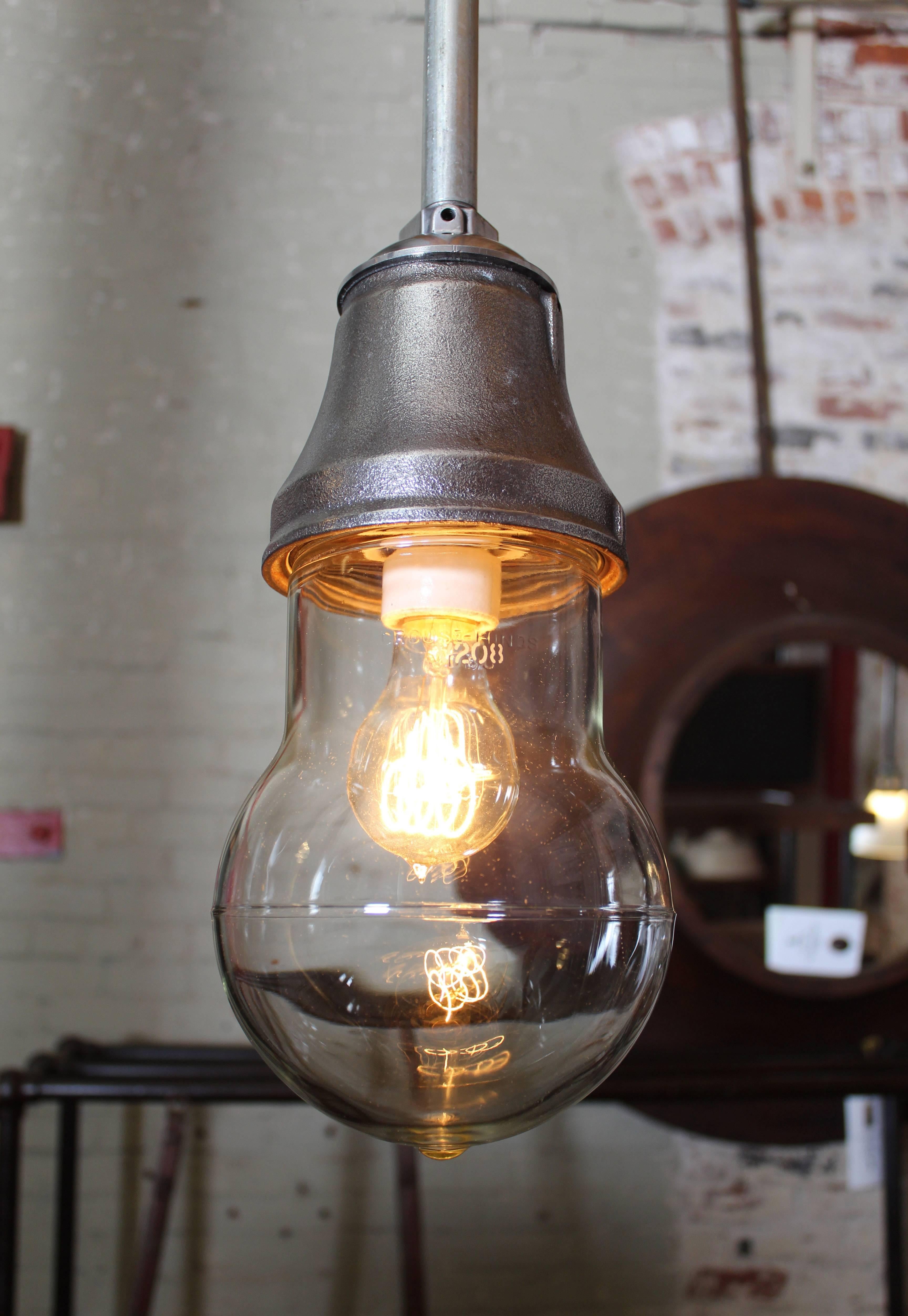 Industrielle Hängelampe aus Gusseisen und Glas, Hängeleuchte, Lampe, Vintage (amerikanisch) im Angebot