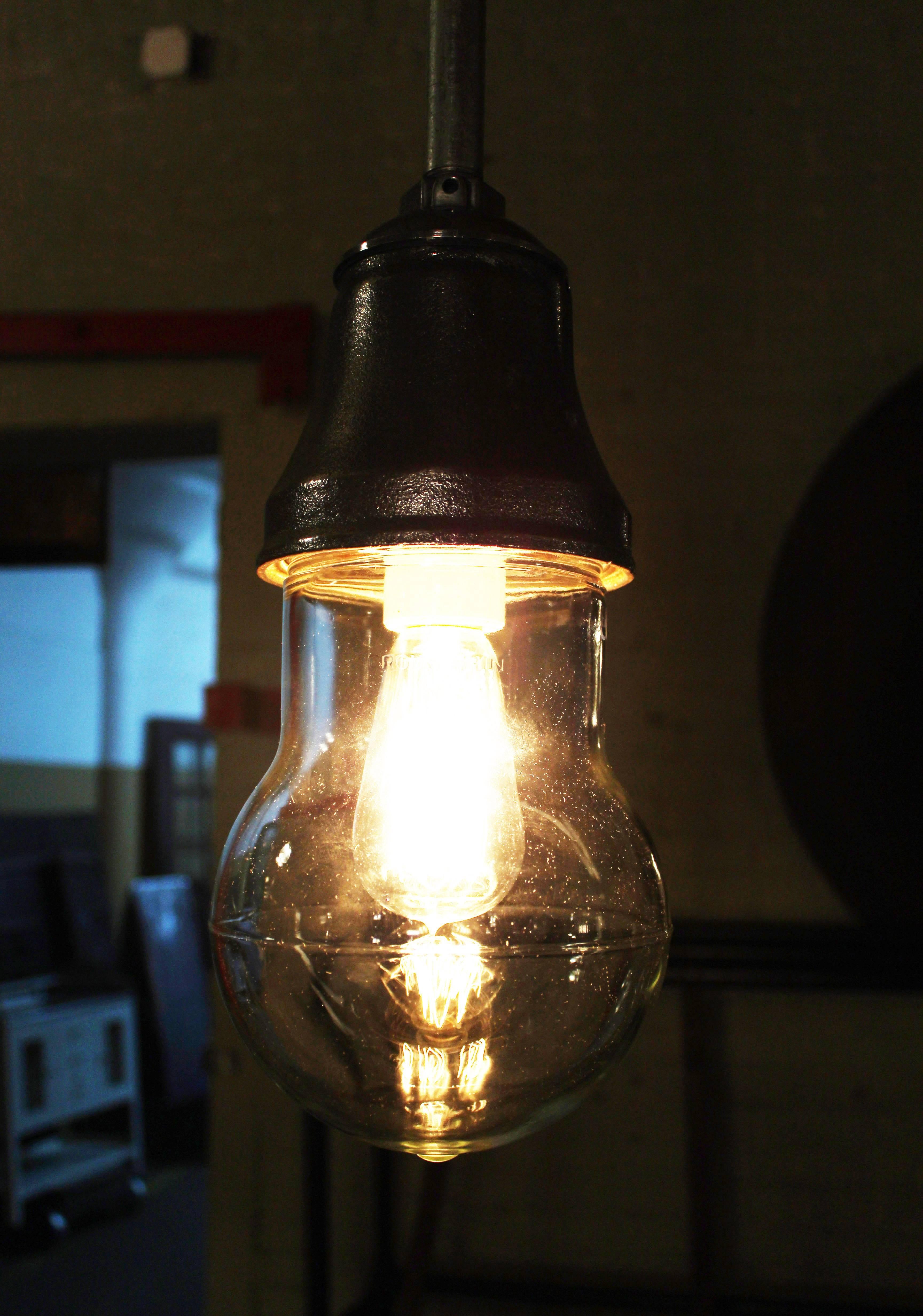 Industrielle Hängelampe aus Gusseisen und Glas, Hängeleuchte, Lampe, Vintage im Angebot 1