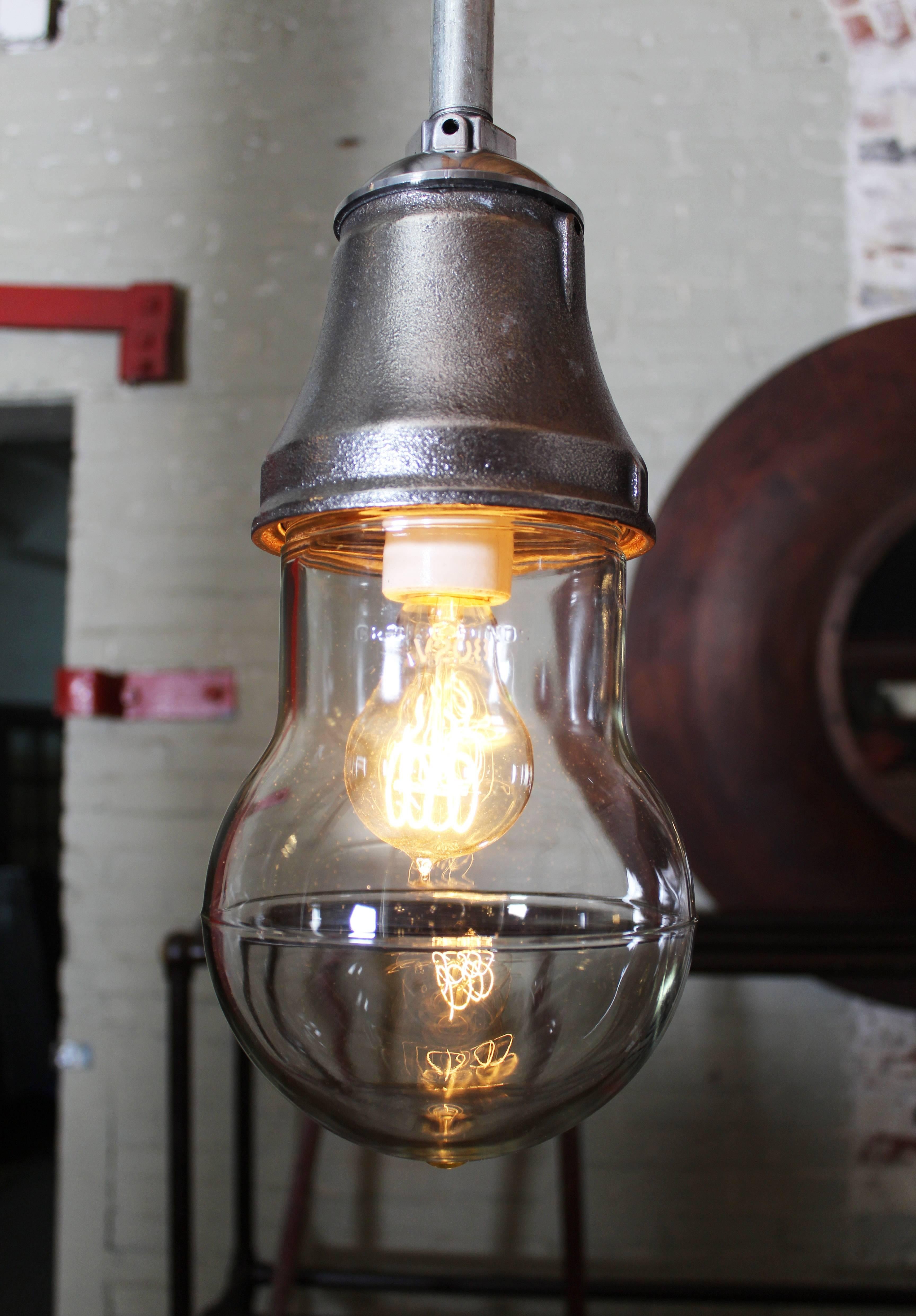 Industrielle Hängelampe aus Gusseisen und Glas, Hängeleuchte, Lampe, Vintage (20. Jahrhundert) im Angebot