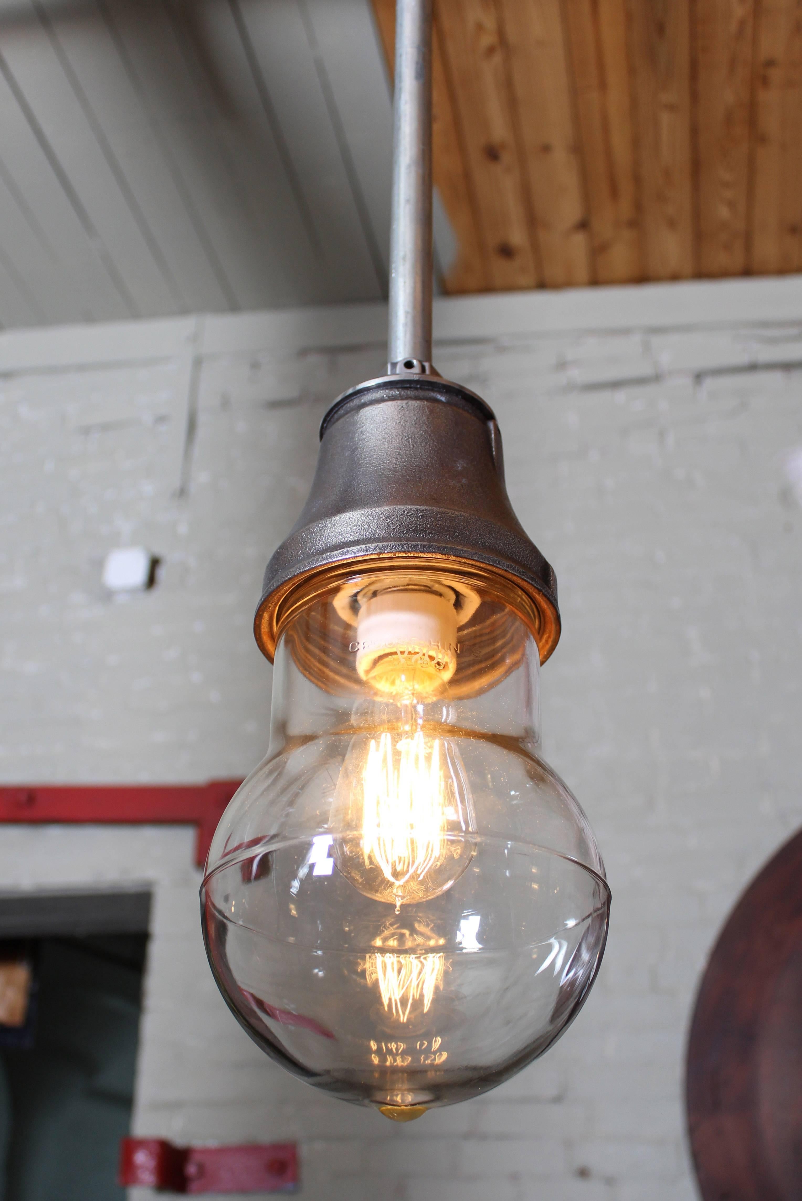 Industrielle Hängelampe aus Gusseisen und Glas, Hängeleuchte, Lampe, Vintage (Gegossen) im Angebot