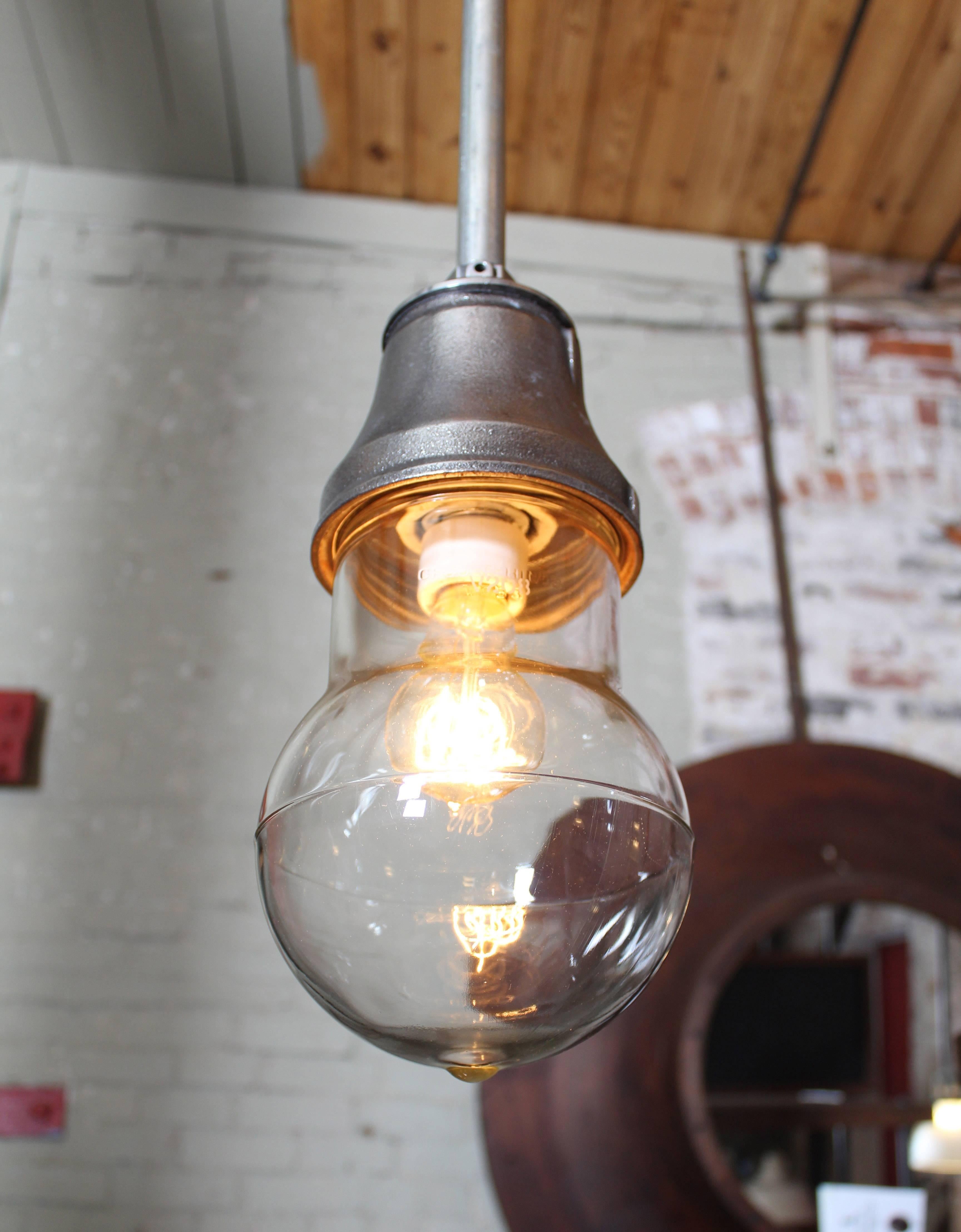Industrielle Hängelampe aus Gusseisen und Glas, Hängeleuchte, Lampe, Vintage im Zustand „Gut“ im Angebot in Oakville, CT