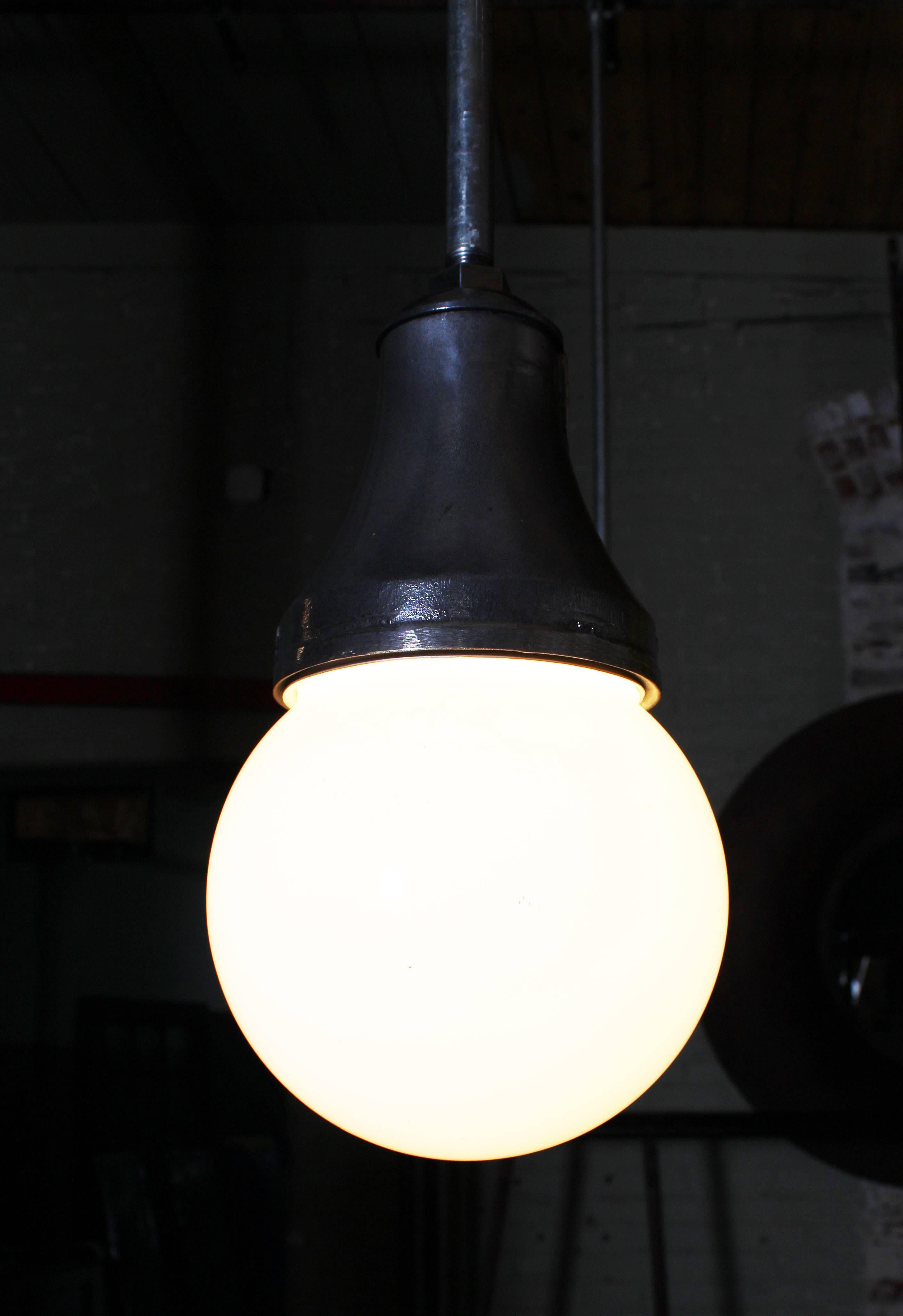 Mid-Century Modern Lampe à suspension industrielle, suspension de plafond en forme de globe en verre moulé  en vente