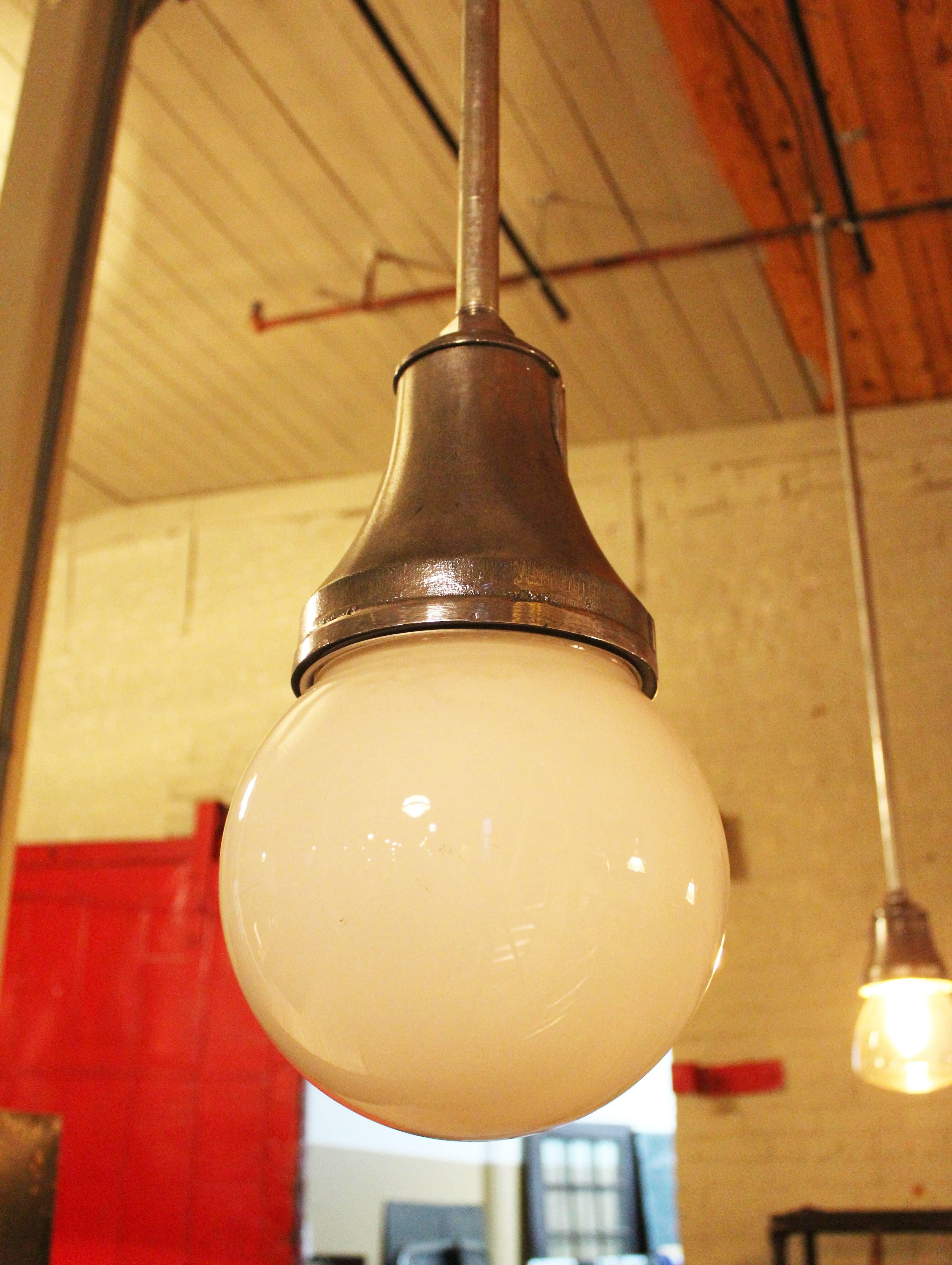 Lampe à suspension industrielle, suspension de plafond en forme de globe en verre moulé  Bon état - En vente à Oakville, CT