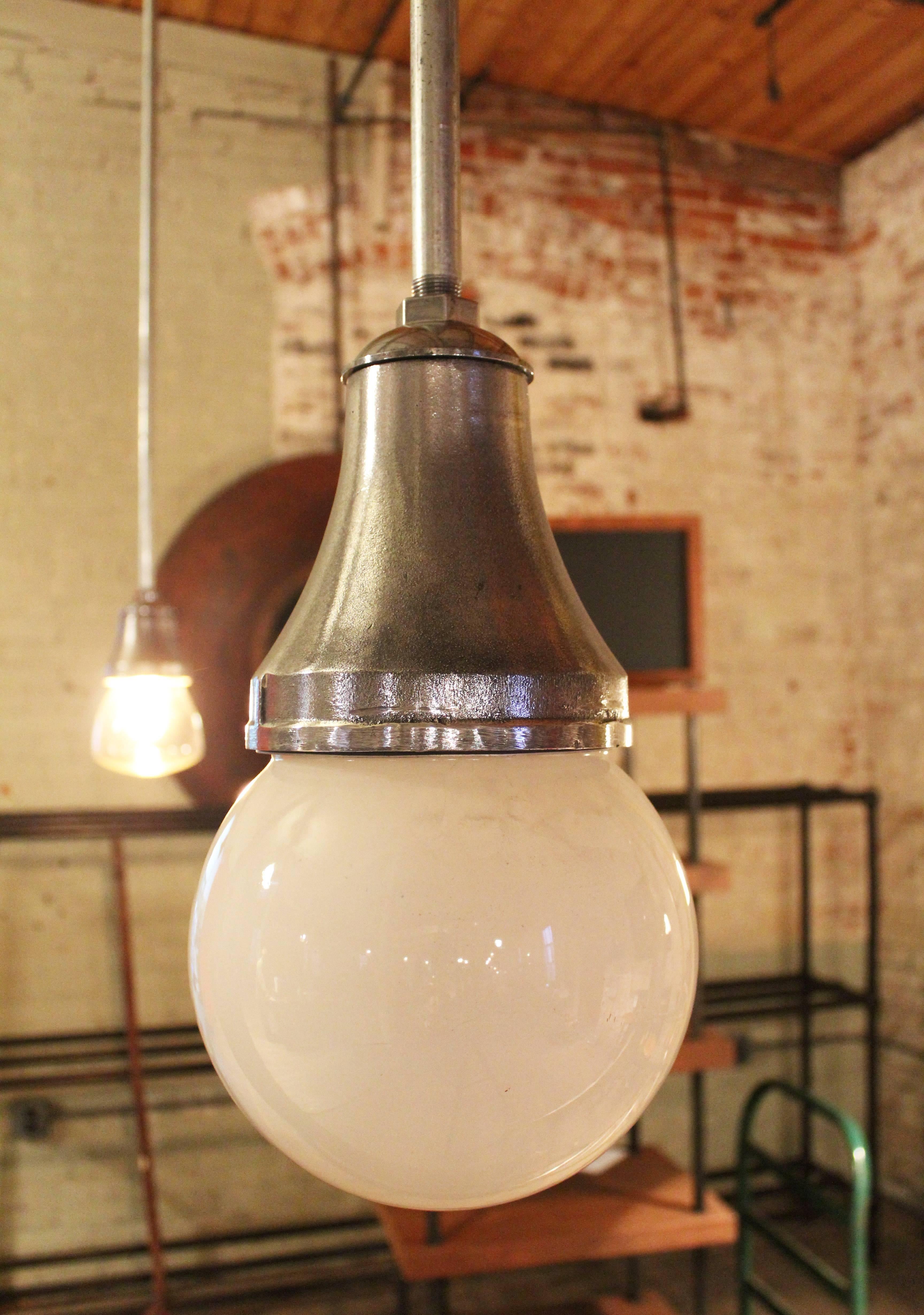 20ième siècle Lampe à suspension industrielle, suspension de plafond en forme de globe en verre moulé  en vente