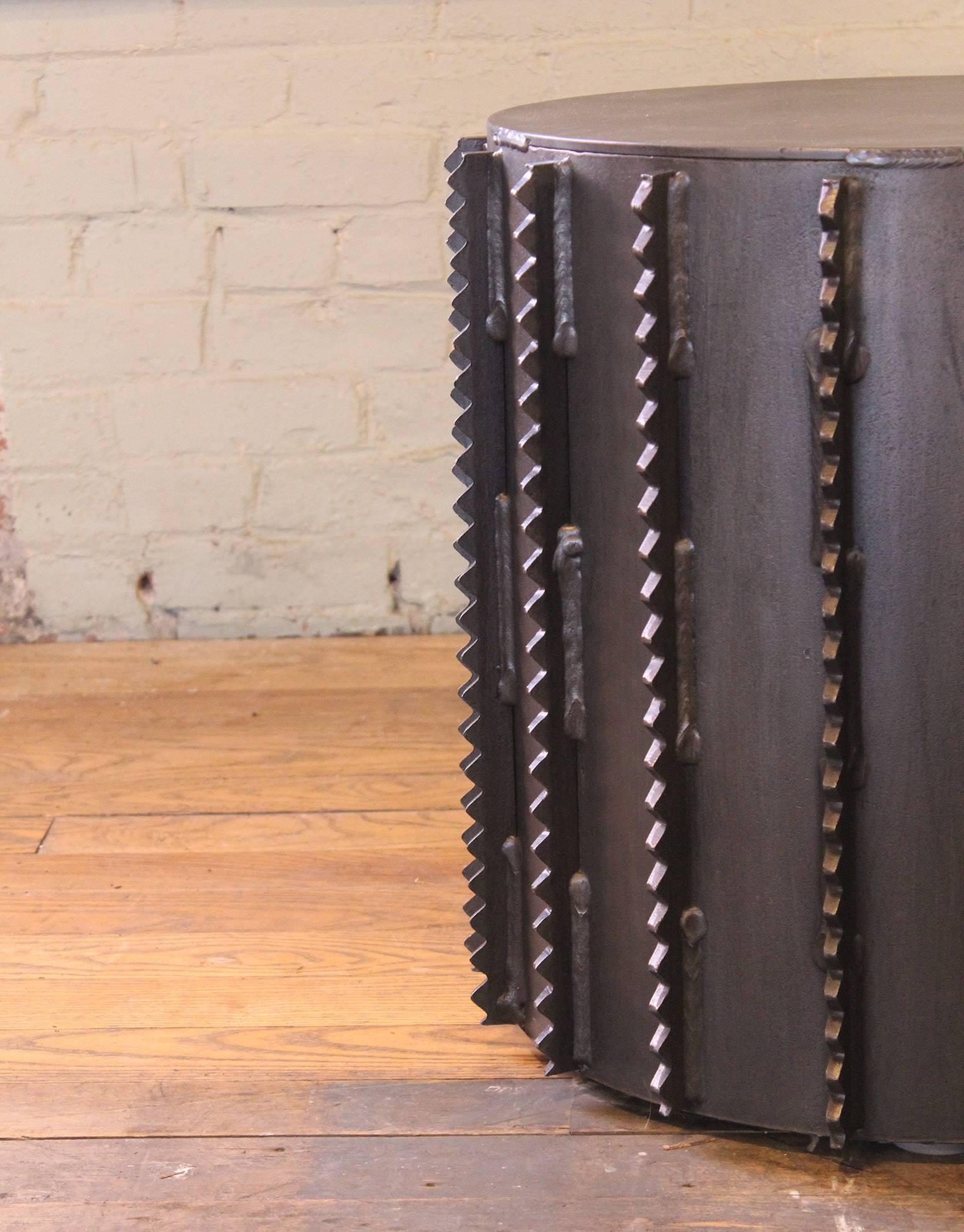 Américain Paire de tables d'appoint en acier de style brutaliste industriel en vente