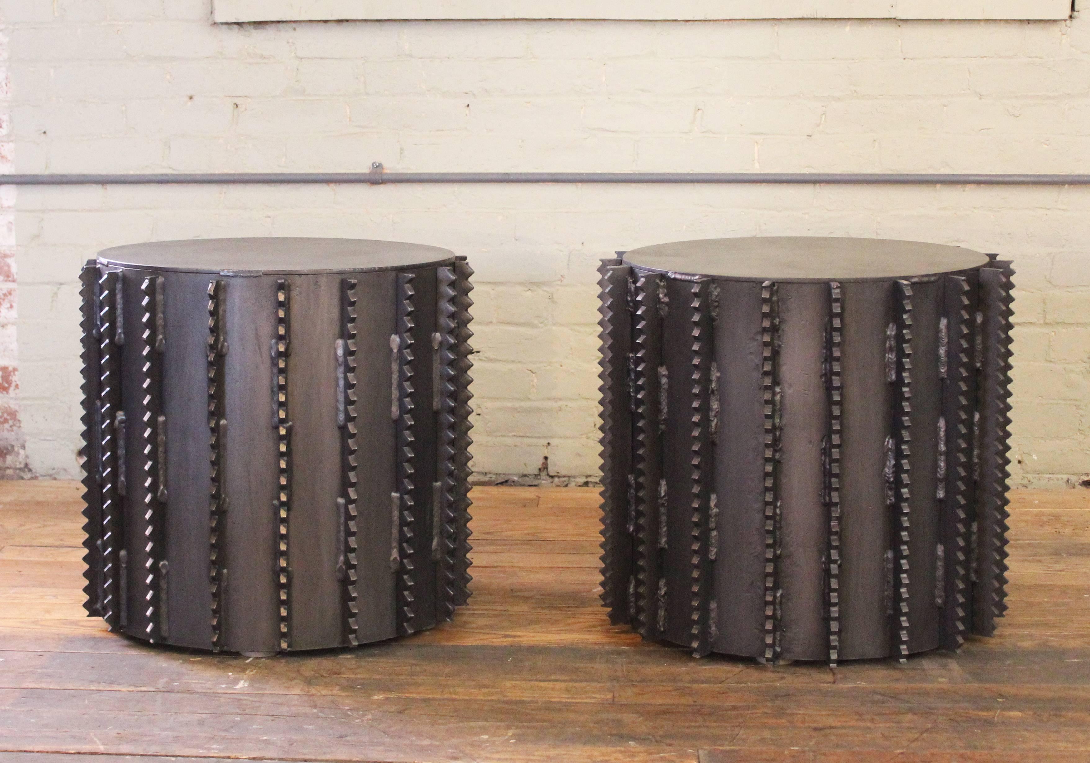 Paire de tables d'appoint en acier de style brutaliste industriel en vente 2