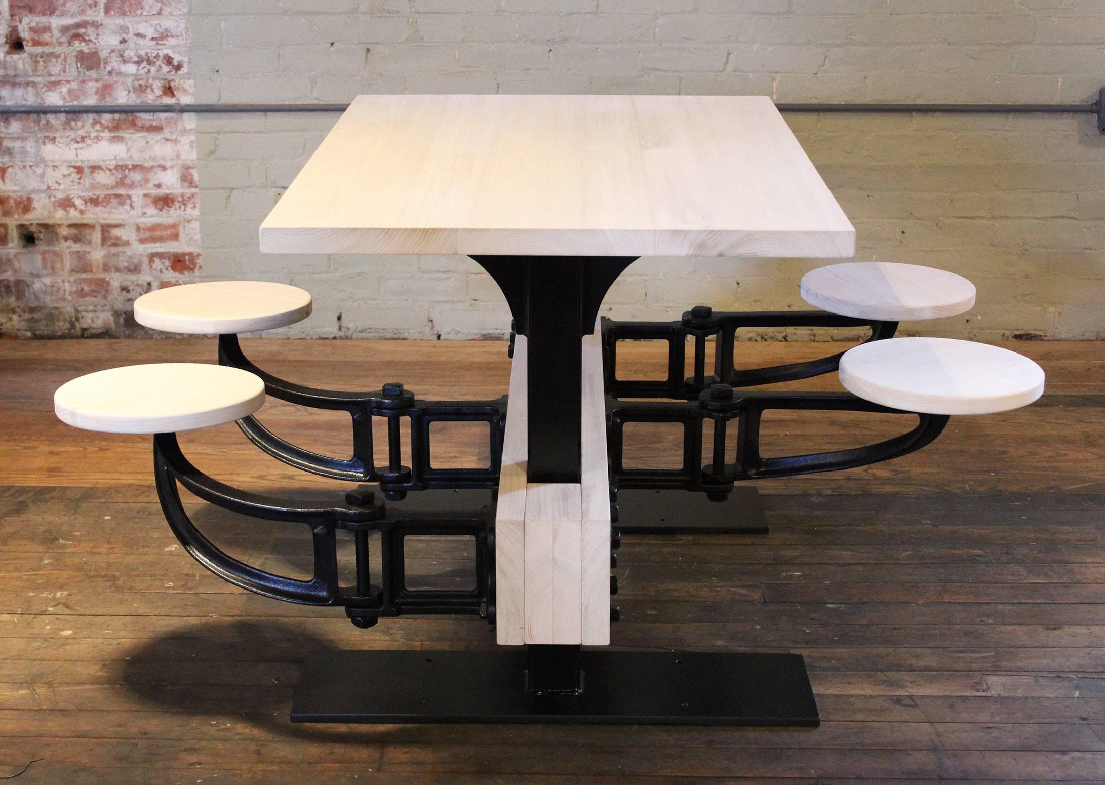 Vieille table de cuisine industrielle en fonte, acier et bois, avec siège pivotant, style cafétéria. Le dessus mesure 1 1/4