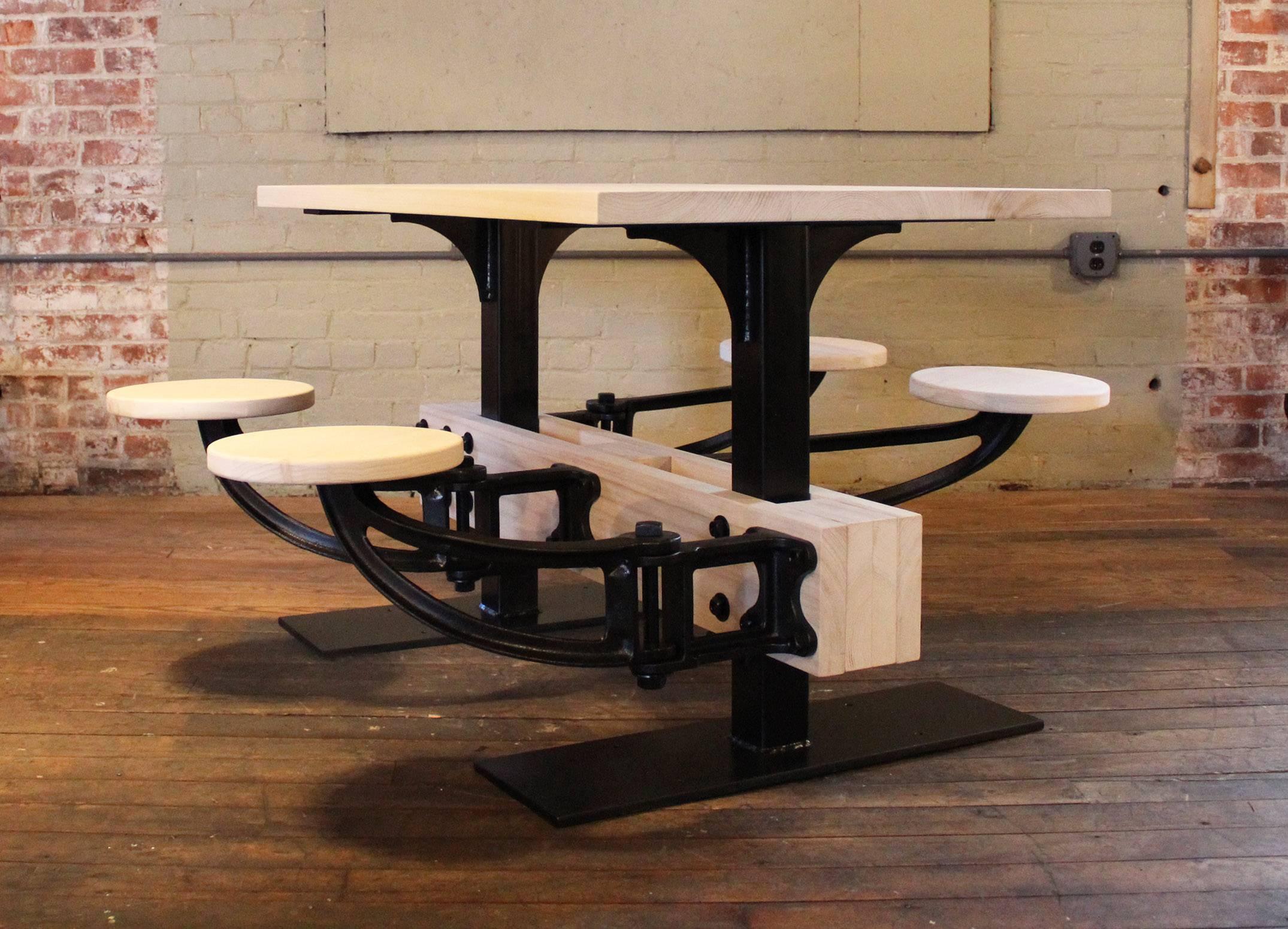 Industriel Table de salle à manger sur mesure avec sièges intégrés - Salle à manger de cuisine, salle à manger, fer et bois  en vente