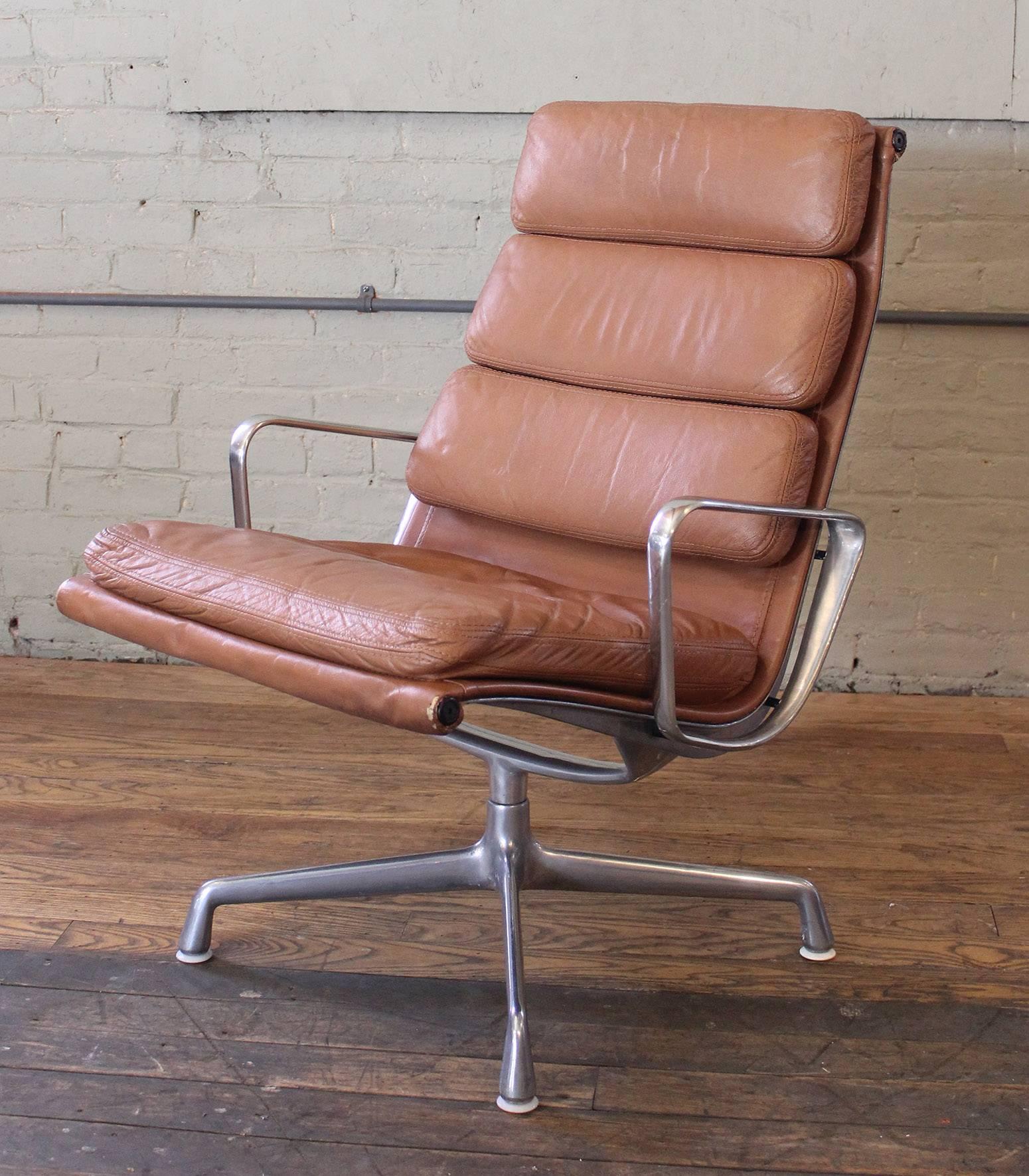 Vintage Herman Miller Eames aluminium group soft pad vinyl lounge chair. Vinyl in good shape with some wear to the corners, please see details in photos. Measures: 27 1/2" in depth, 24 3/4" in width, stands 34 1/2" tall, with a seat