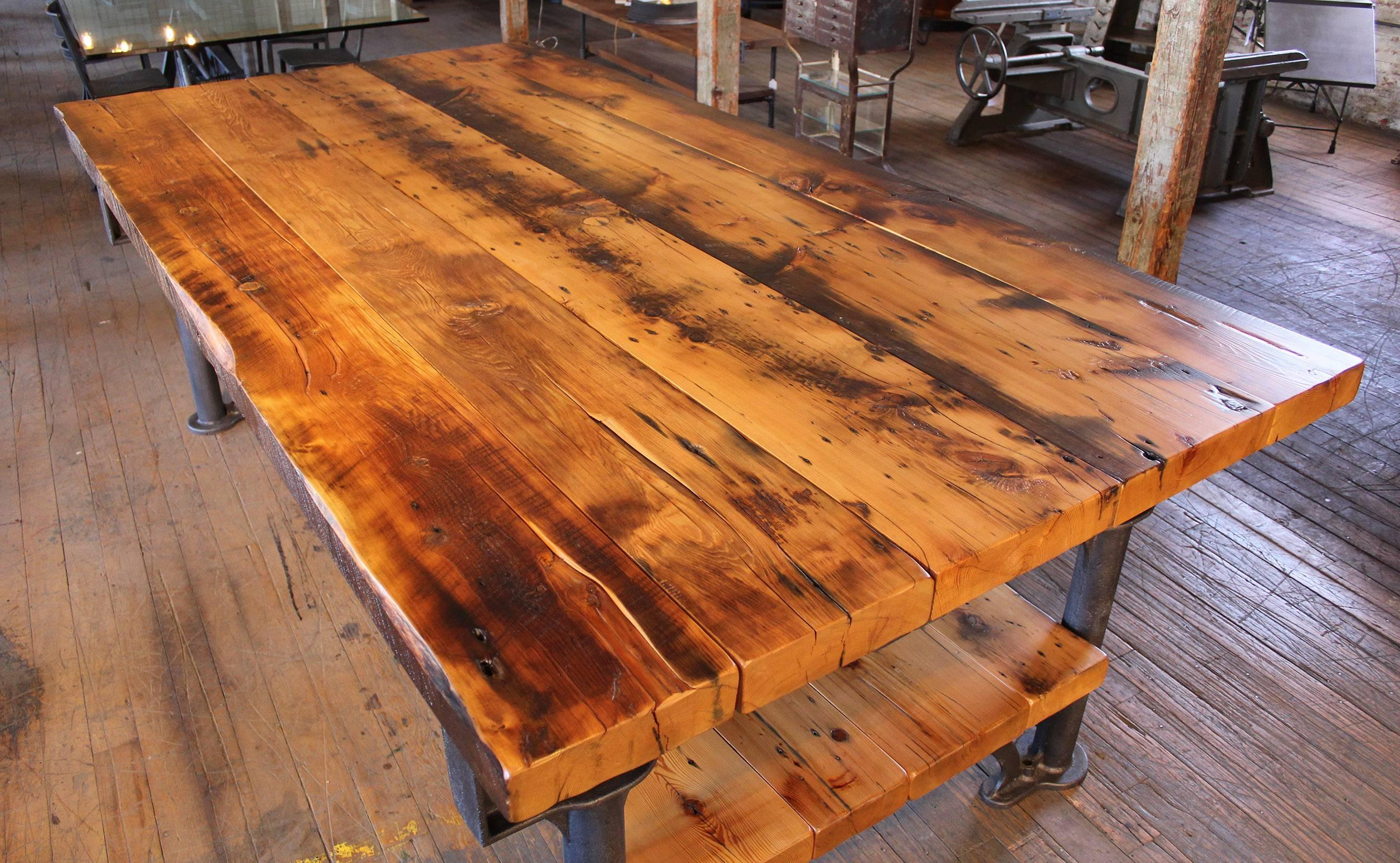 9 foot industrial harvest island, rustic kitchen table, Industrial style conference farm table made from reclaimed douglas fir. Les pieds proviennent d'une base de machine en fonte d'époque. 108