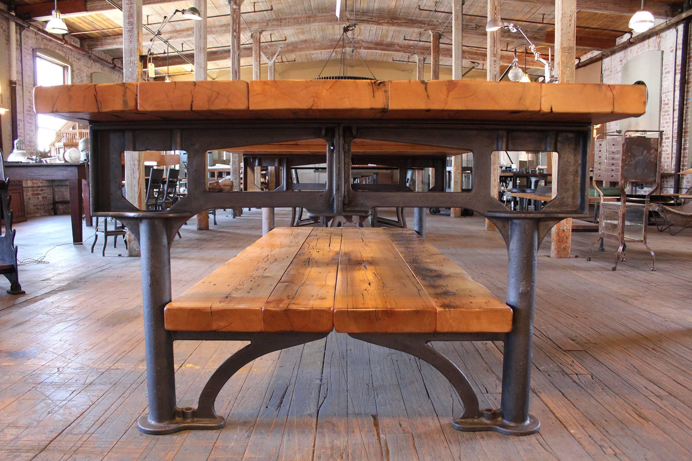 XXIe siècle et contemporain Table de cuisine industrielle en bois recyclé avec îlot de cuisine en vente