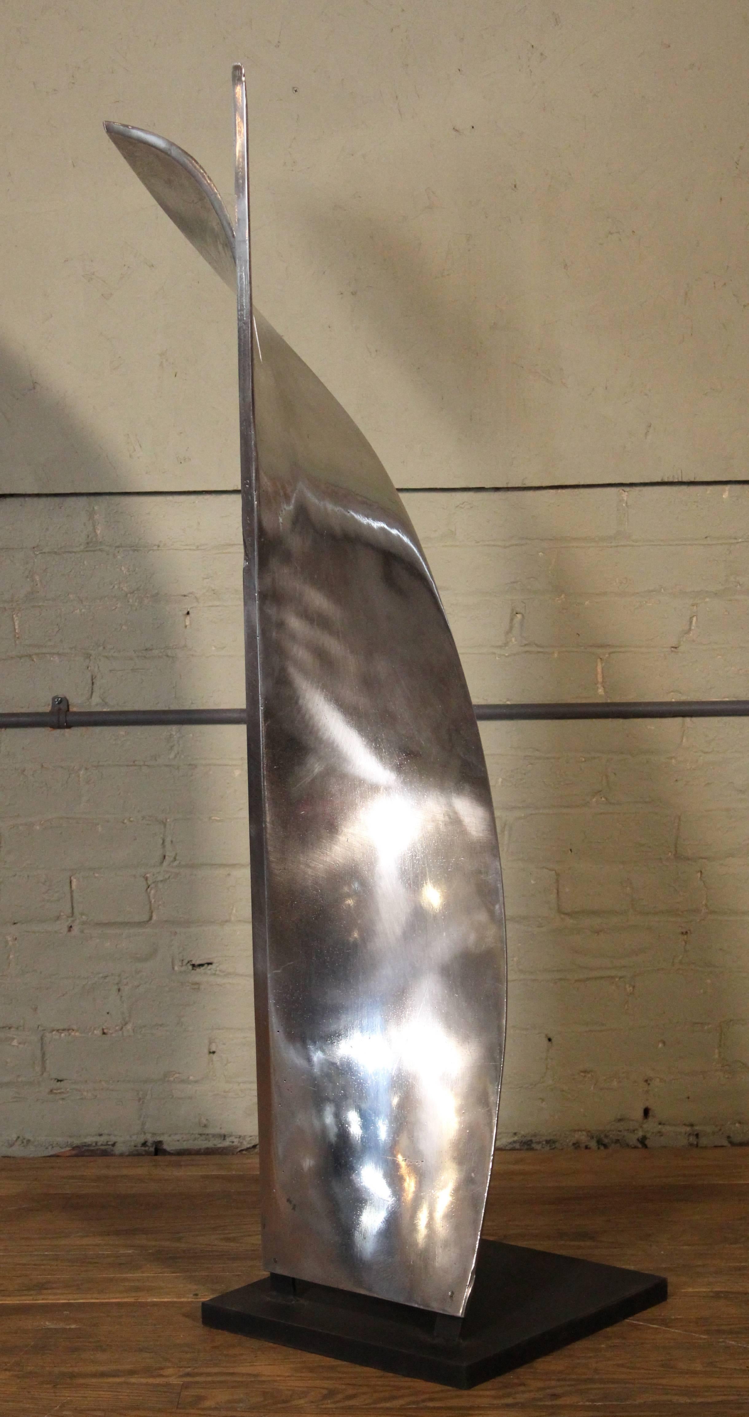 Aluminium-Papier-Mischklinge Skulptur Modell II. Kompletter Satz von drei Stück erhältlich. Aluminium auf Stahlsockel. Maße: 52