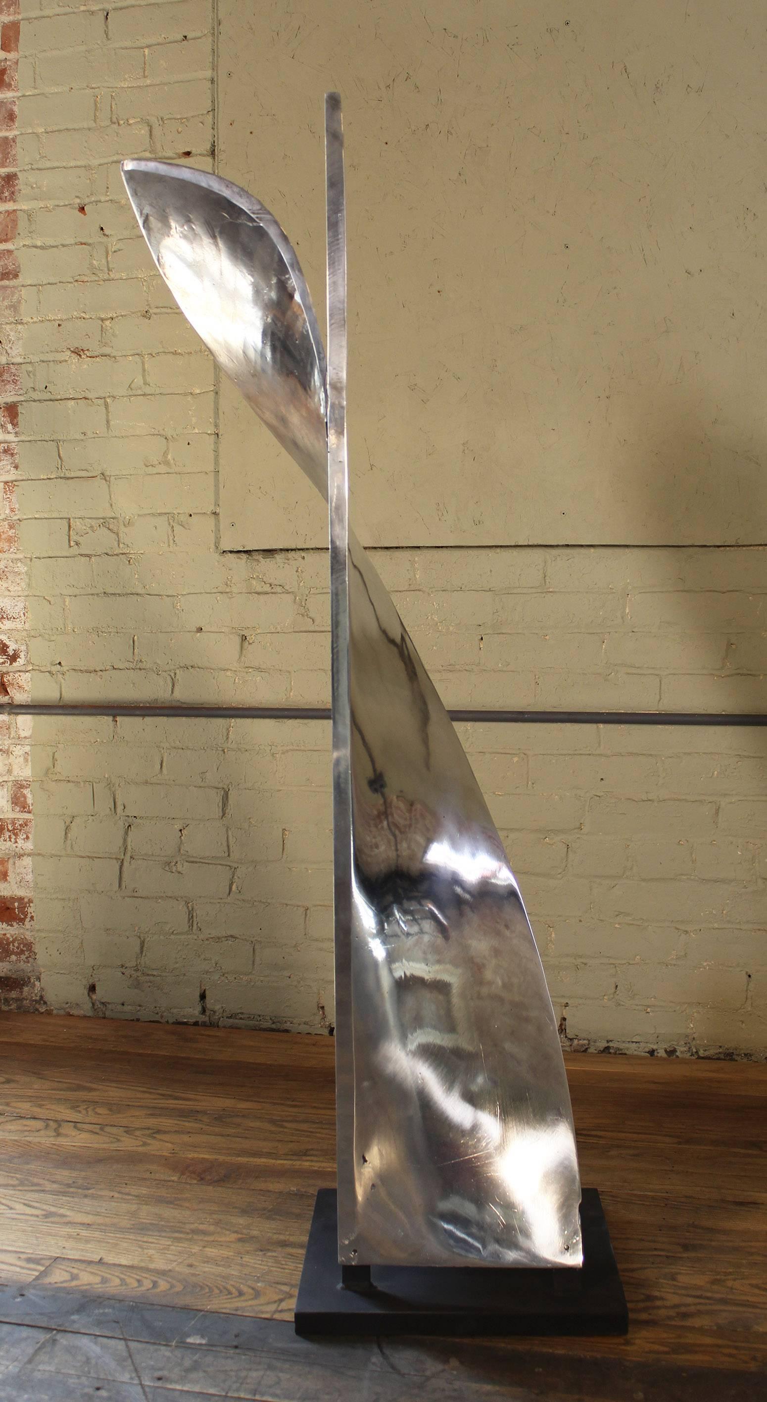 Aluminium-Papier-Mischklinge Skulptur Modell 1. Kompletter Satz von drei verfügbar. Aluminium auf Stahlsockel. Maße: 52