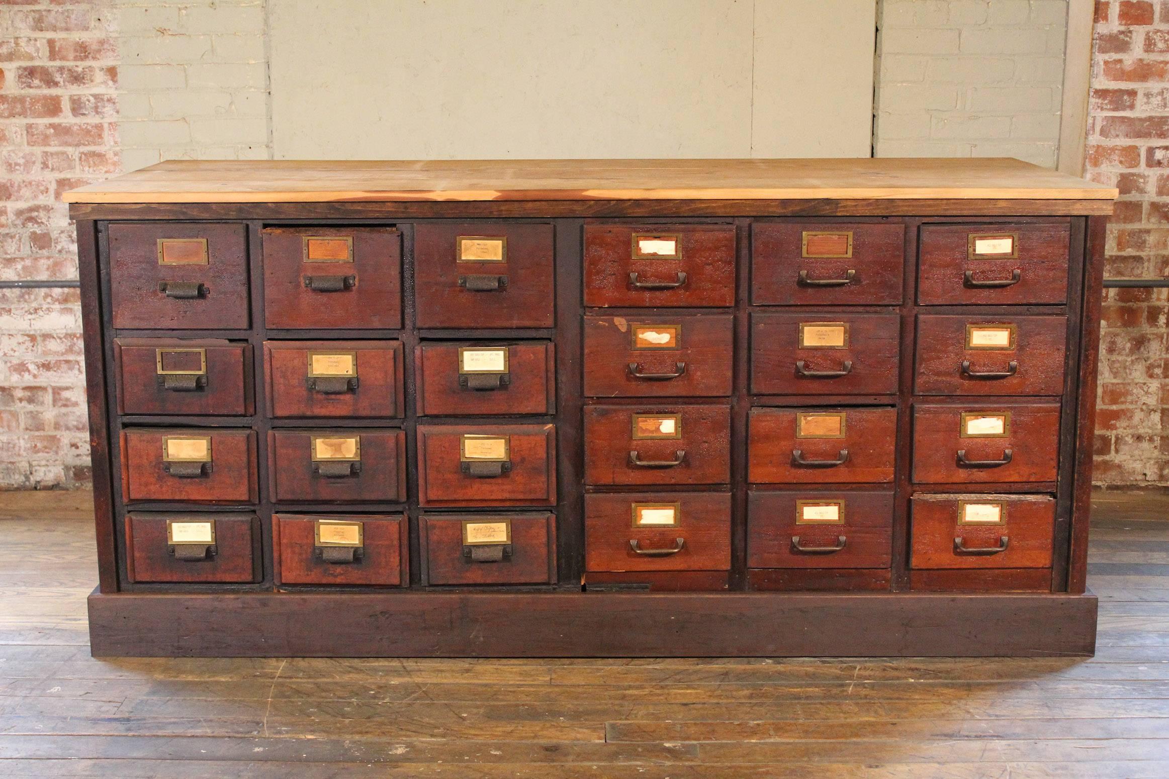 Authentischer Vintage-Industrie-Apothekerschrank aus Holz mit 24 Schubladen und Metallbeschlägen. Auf allen Seiten fertiggestellt. Innenmaße für 12 Schubladen auf der rechten Seite - 26 1/4