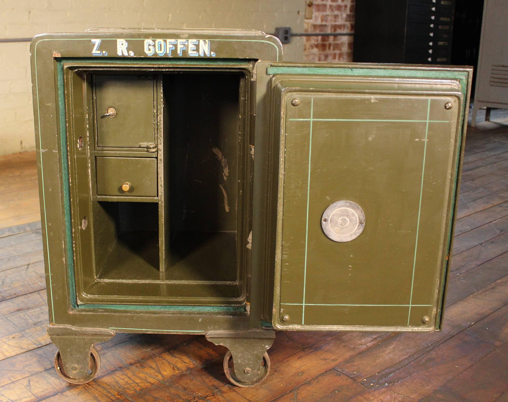 Antique Spector Safe on Wheels Painted & Pinstriped Steel In Good Condition In Oakville, CT