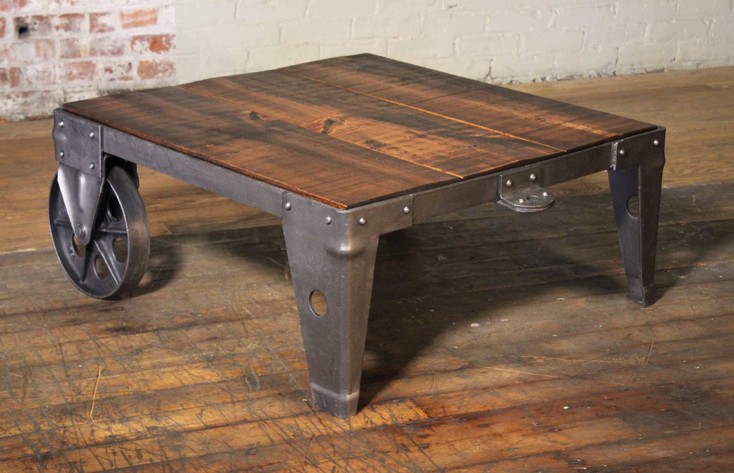 Authentique table basse à chariot industriel vintage en bois, acier et fer, atelier d'usine en vente 1