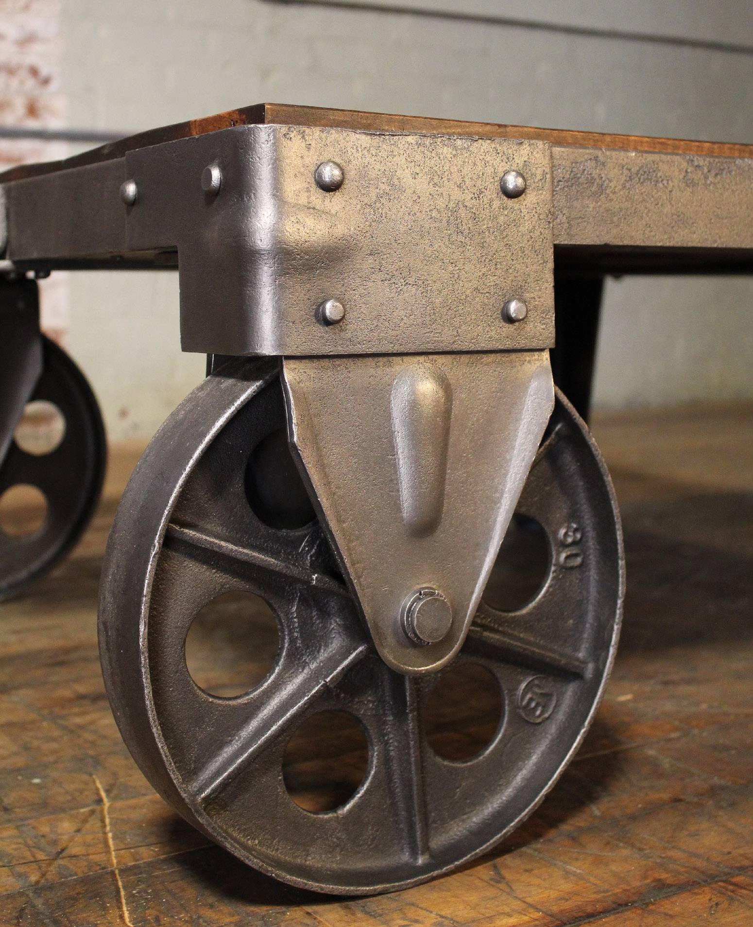 Calco Autentico Carrello Industriale Vintage Tavolino da Caffè Negozio di Fabbrica Wood Acciaio e Ferro in vendita