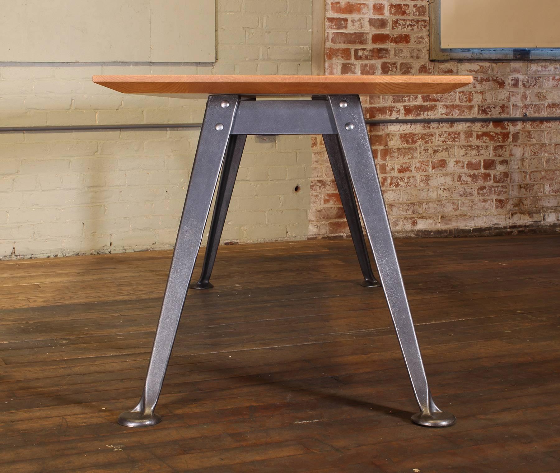 XXIe siècle et contemporain Table à pieds évasés industrielle sur mesure en chêne et fonte en vente