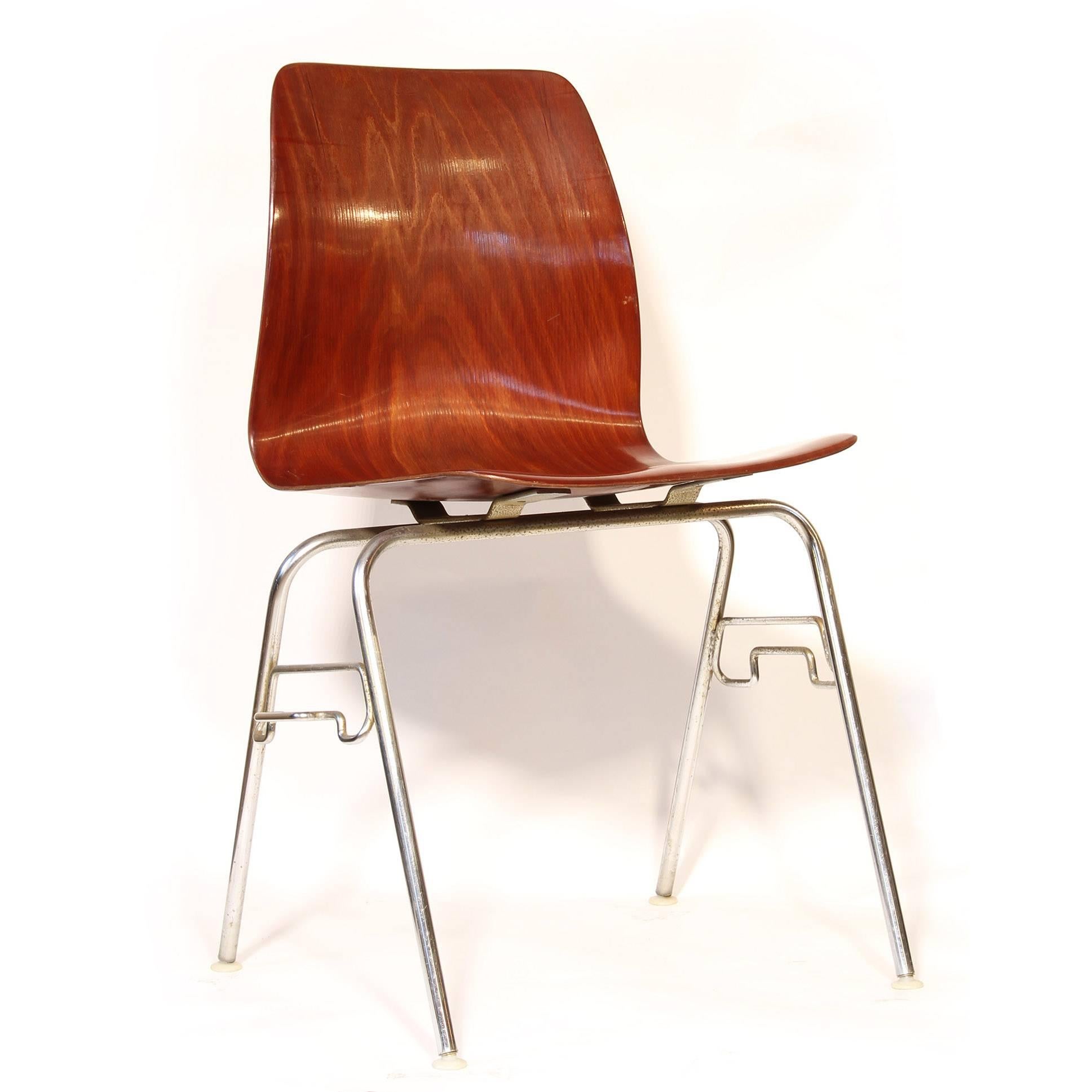 Chaise empilable vintage en bois de rose

Dimensions totales : 18 1/2