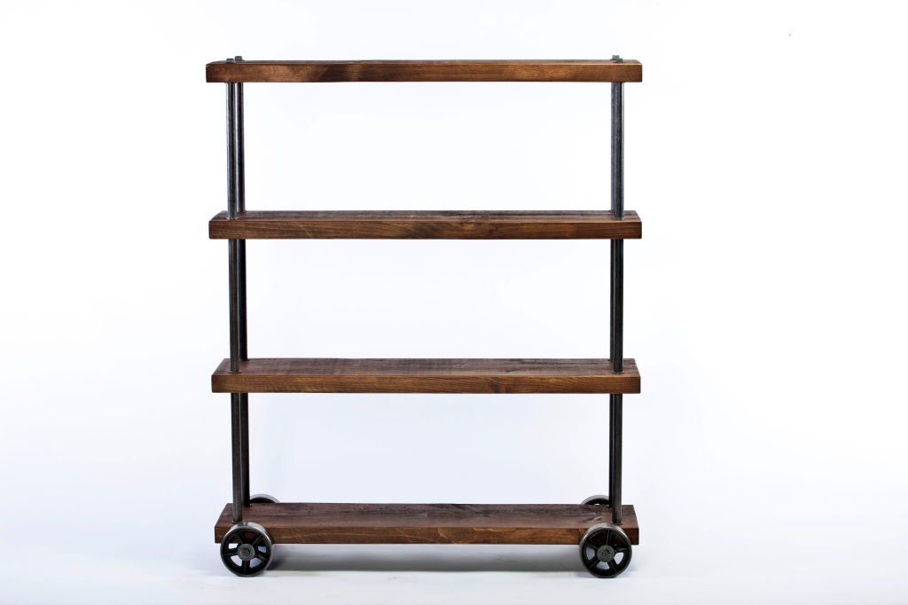 Américain Chariot roulant industriel en bois et acier, étagères de rangement en fer sur roulettes en vente