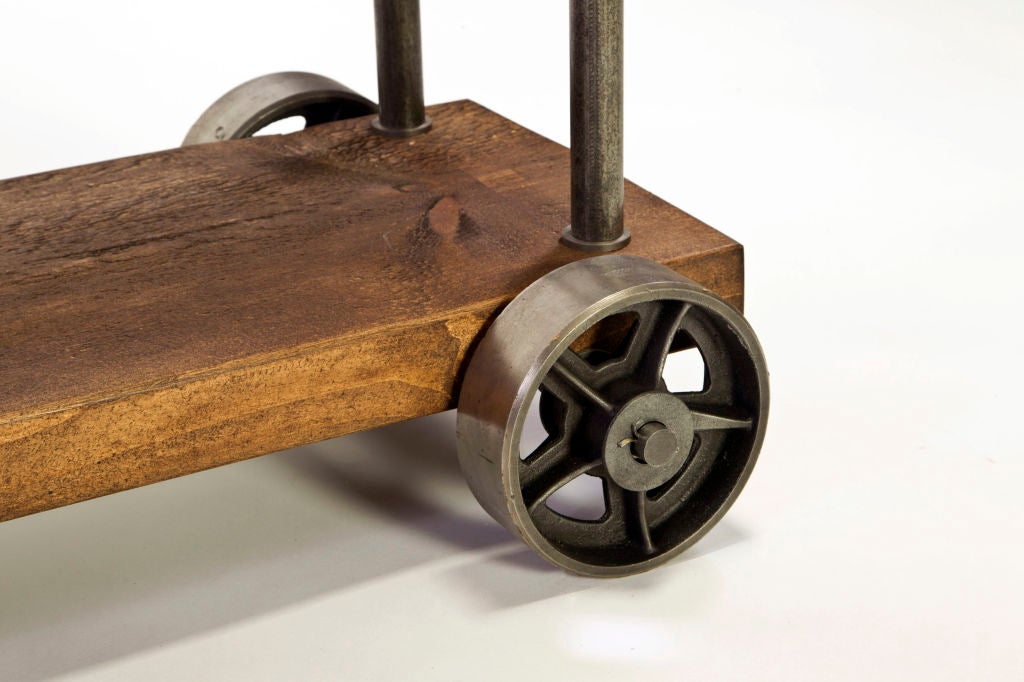 Chariot roulant industriel en bois et acier, étagères de rangement en fer sur roulettes en vente 1