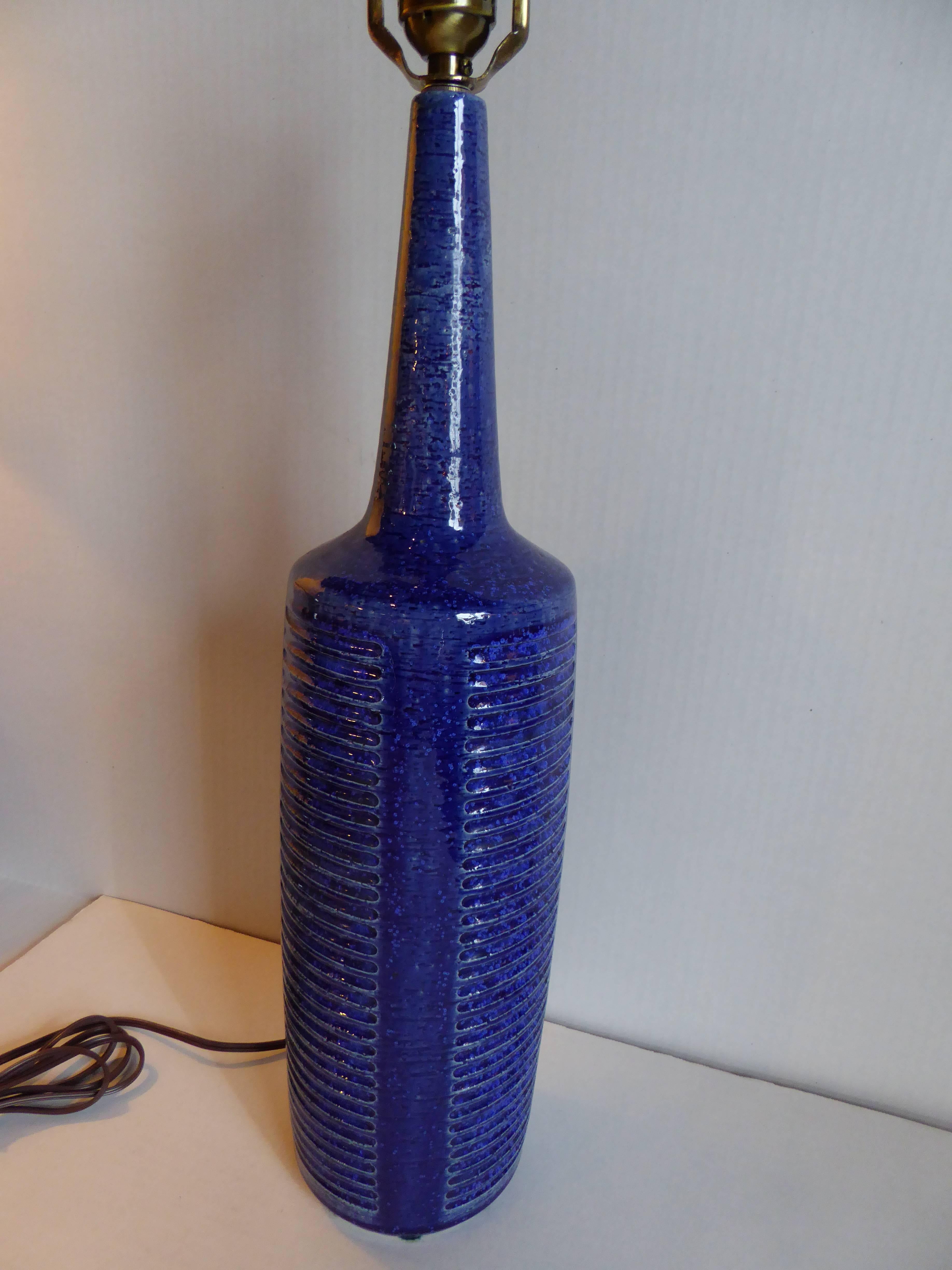 Beautiful cobalt blue glossy glaze highlights this tall Palshus stoneware table lamp. Designed by Per Linnemann Schmidt with impressed geometric pattern, dating from the 1950s-60s. Fully signed. Just add your shade!

Rewired and with new brass UL